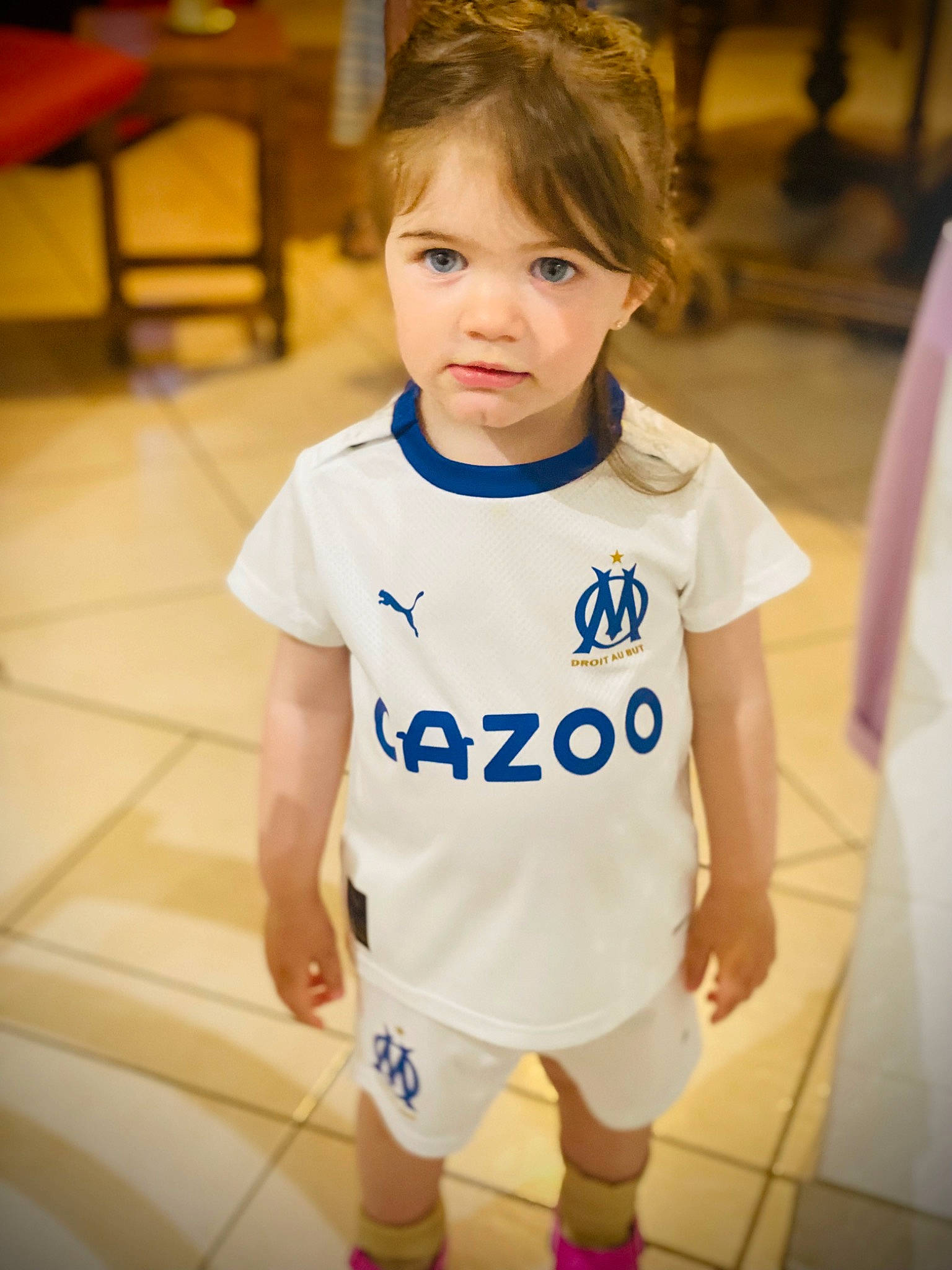 Leia participe au concours pour gagner de l'argent avec cette photo : baby, baby_toddler_clothing, child, electric_blue, event, eye, face, floor, flooring, fun, hair, happy, human_leg, leisure, person, shoulder, skin, sleeve, sportswear, t_shirt