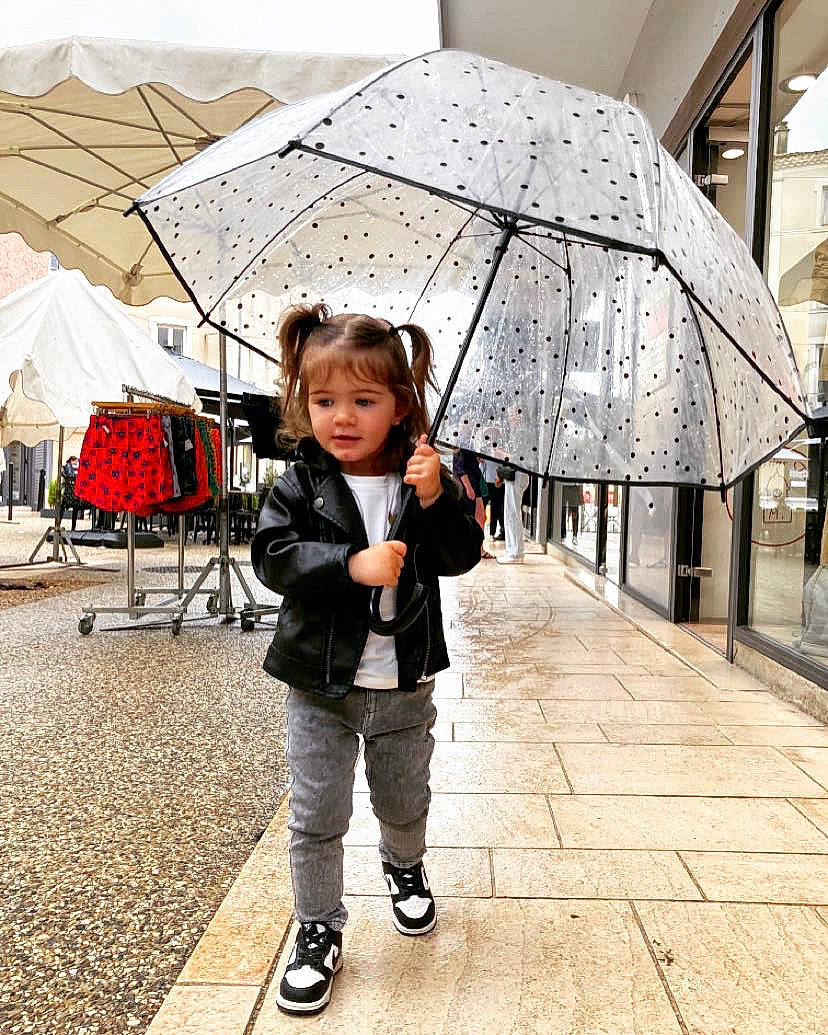 Leia a rejoint le concours — aidez-le/la à gagner de superbes lots ! city, fashion_accessory, flooring, fun, happy, leisure, monochrome_photography, pedestrian, person, photograph, precipitation, road_surface, shade, snapshot, street, style, tent, tints_and_shades, toddler, travel