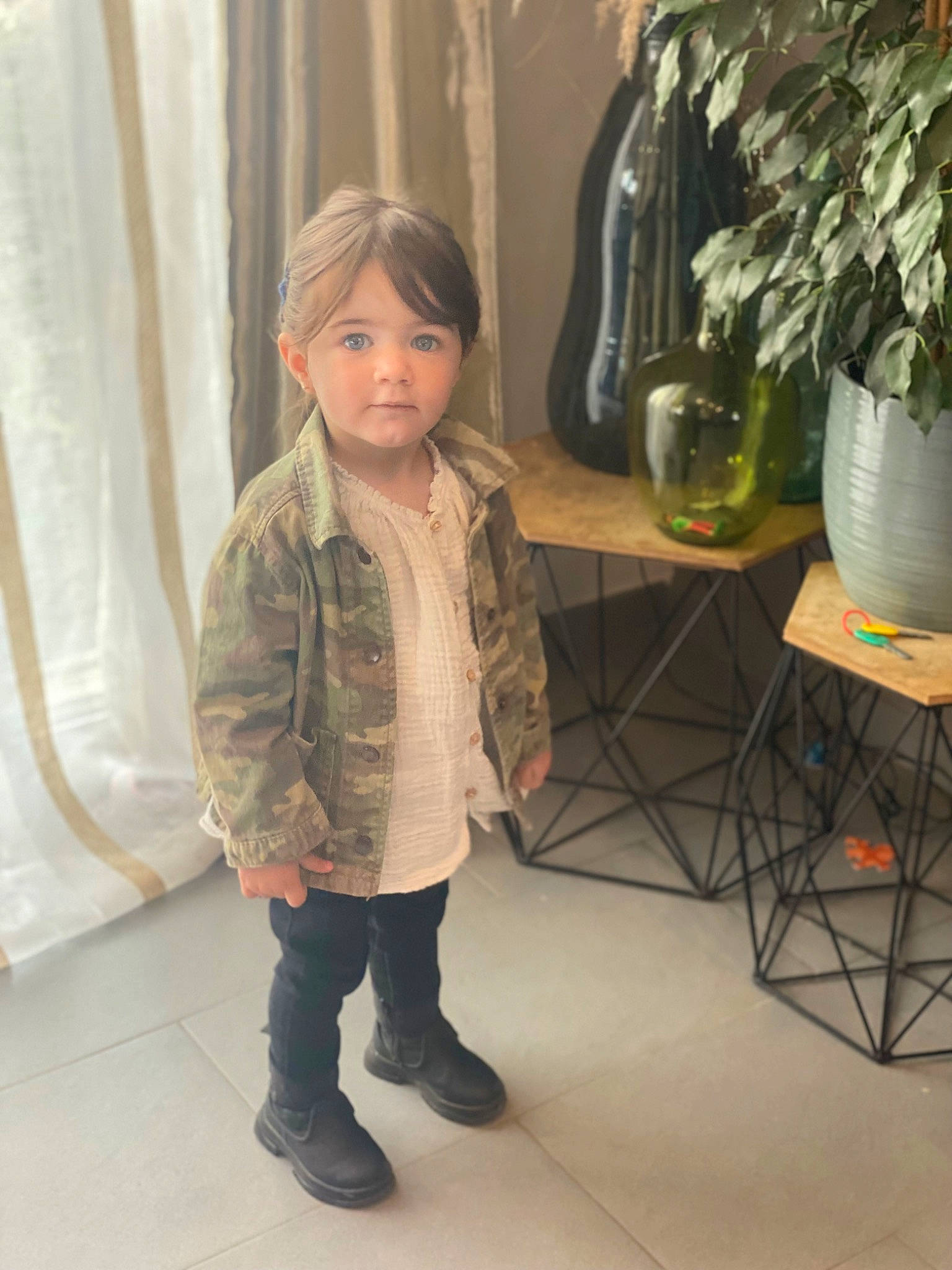 Leia a rejoint le concours — aidez-le/la à gagner de superbes lots ! child, curtain, fashion_design, flooring, flowerpot, fun, fur, houseplant, human_leg, knee, pattern, person, plant, room, sitting, sleeve, table, toddler, wood