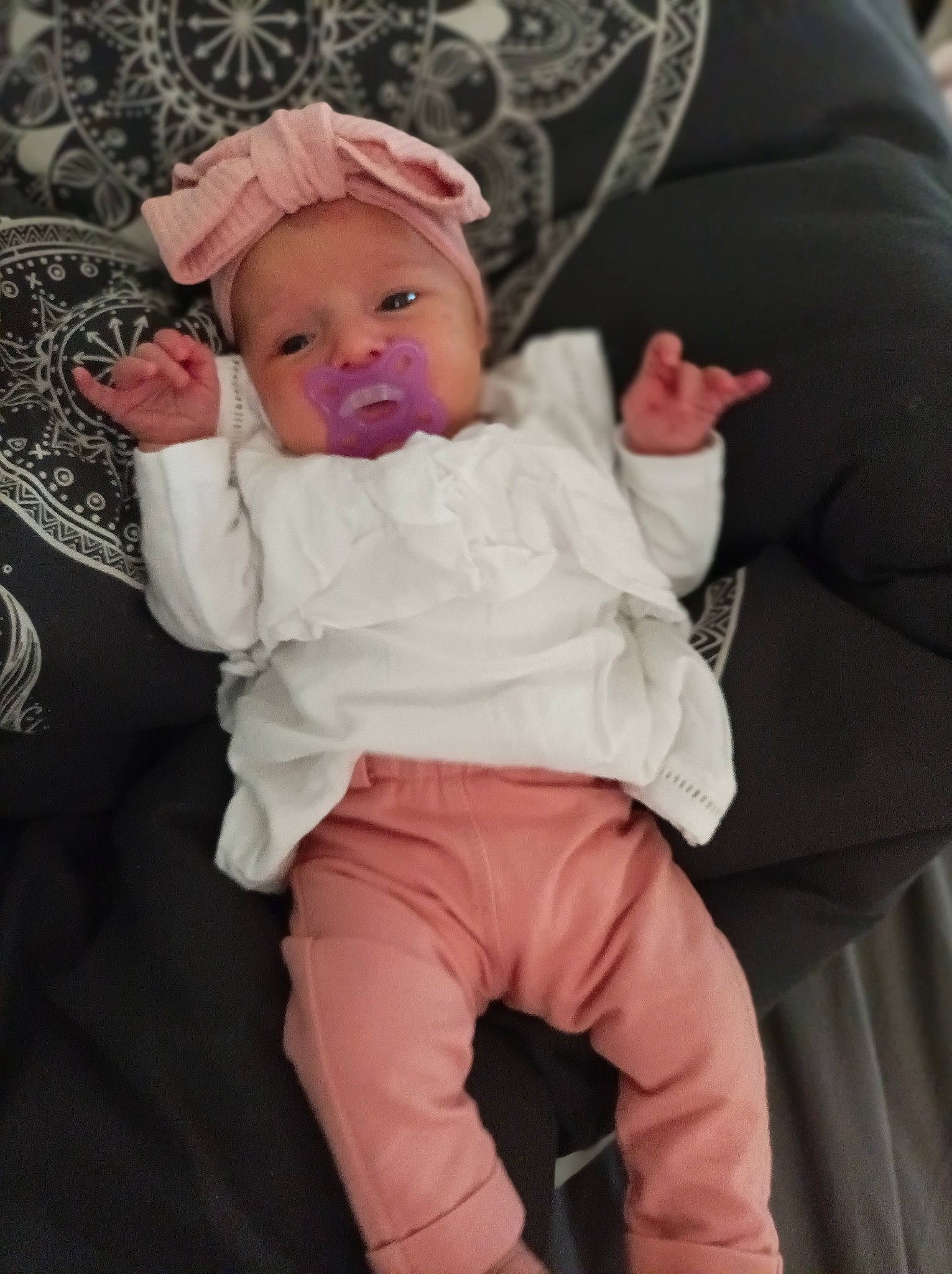 Léa participe au concours pour gagner de l'argent avec cette photo : baby, baby_products, baby_toddler_clothing, cap, cheek, child, comfort, couch, eye, finger, fun, hat, headwear, iris, lap, mouth, person, pink, sitting, skin