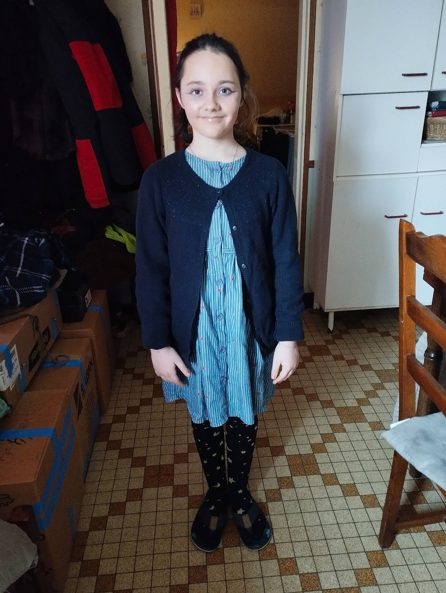 Lucie participe au concours pour gagner de l'argent avec cette photo : cabinetry, door, electric_blue, event, fashion_accessory, fashion_design, flooring, formal_wear, fur, human_leg, joint, joy, knee, leggings, pattern, person, room, shipping_box, sleeve, standing