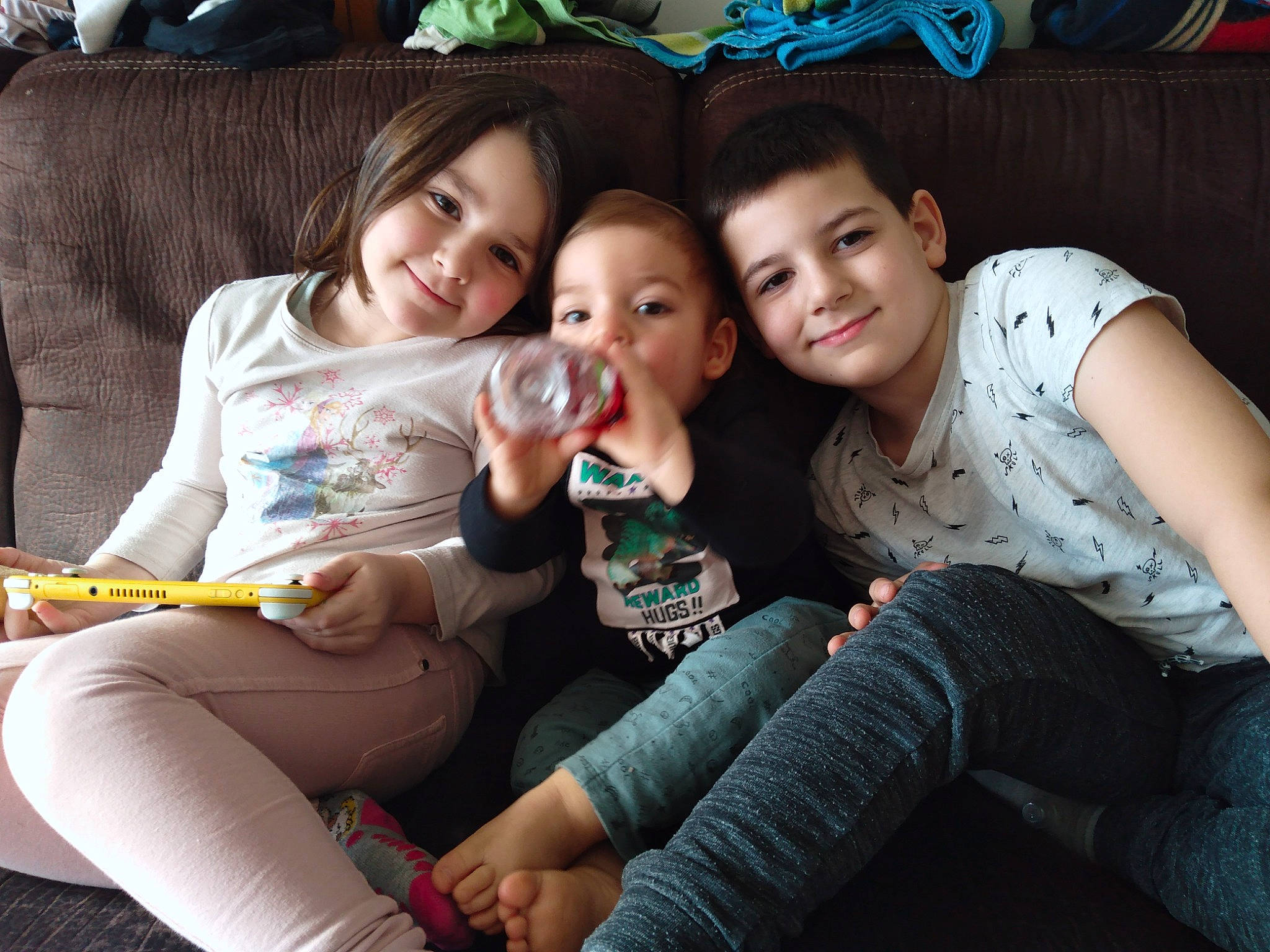 Noham participe au concours pour gagner de l'argent avec cette photo : child, couch, electronic_device, family, friendship, fun, furniture, happy, joy, leg, leisure, people, person, photography, sibling, sitting, skin, smile, snapshot, thigh
