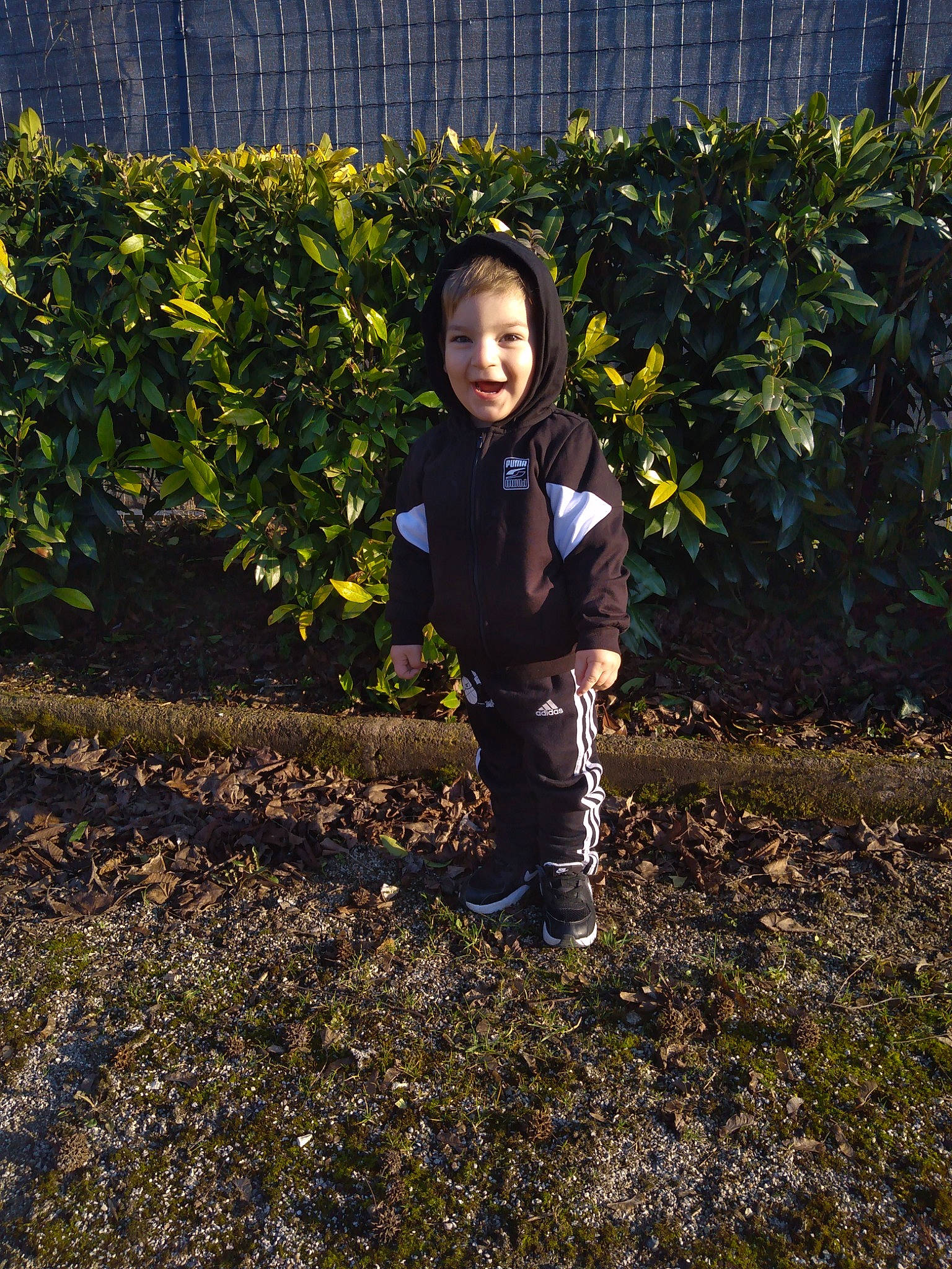 Soan participe au concours pour gagner de l'argent avec cette photo : agriculture, baby_toddler_clothing, crop, field, garden, grapevine_family, grass, happy, landscape, leaf, people_in_nature, person, plant, plantation, shadow, shrub, sleeve, smile, soil, tints_and_shades