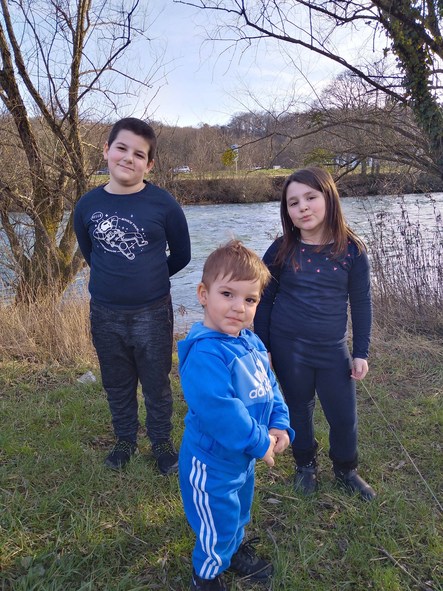 Soan a rejoint le concours — aidez-le/la à gagner de superbes lots ! botany, electric_blue, event, fun, grass, grass_family, grassland, happy, joy, leaf, leisure, natural_landscape, people_in_nature, person, plant, sky, smile, standing, toddler, tree