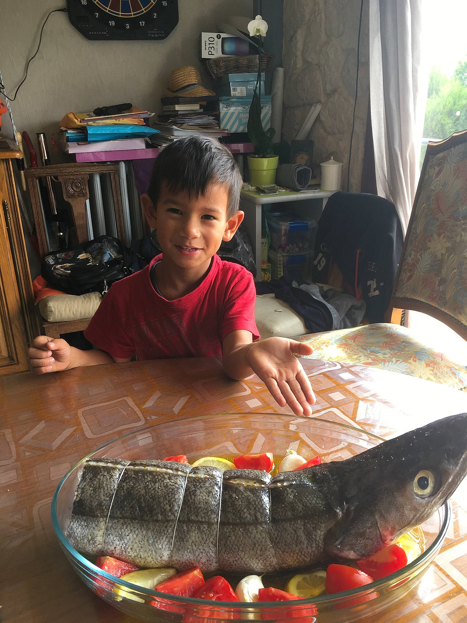 Aimeryc participe au concours pour gagner de l'argent avec cette photo : chair, child, comfort_food, curtain, flooring, fun, joy, junk_food, person, plant, play, room, sharing, sitting, smile, t_shirt, table, toddler, window, wood