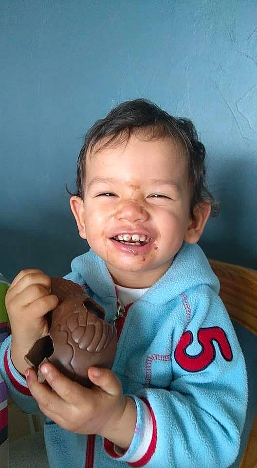 Aimeryc a rejoint le concours — aidez-le/la à gagner de superbes lots ! ball, cheek, child, comfort, finger, football, fun, gesture, happy, joy, laugh, nail, nose, person, sitting, skin, sleeve, t_shirt, thumb, toddler