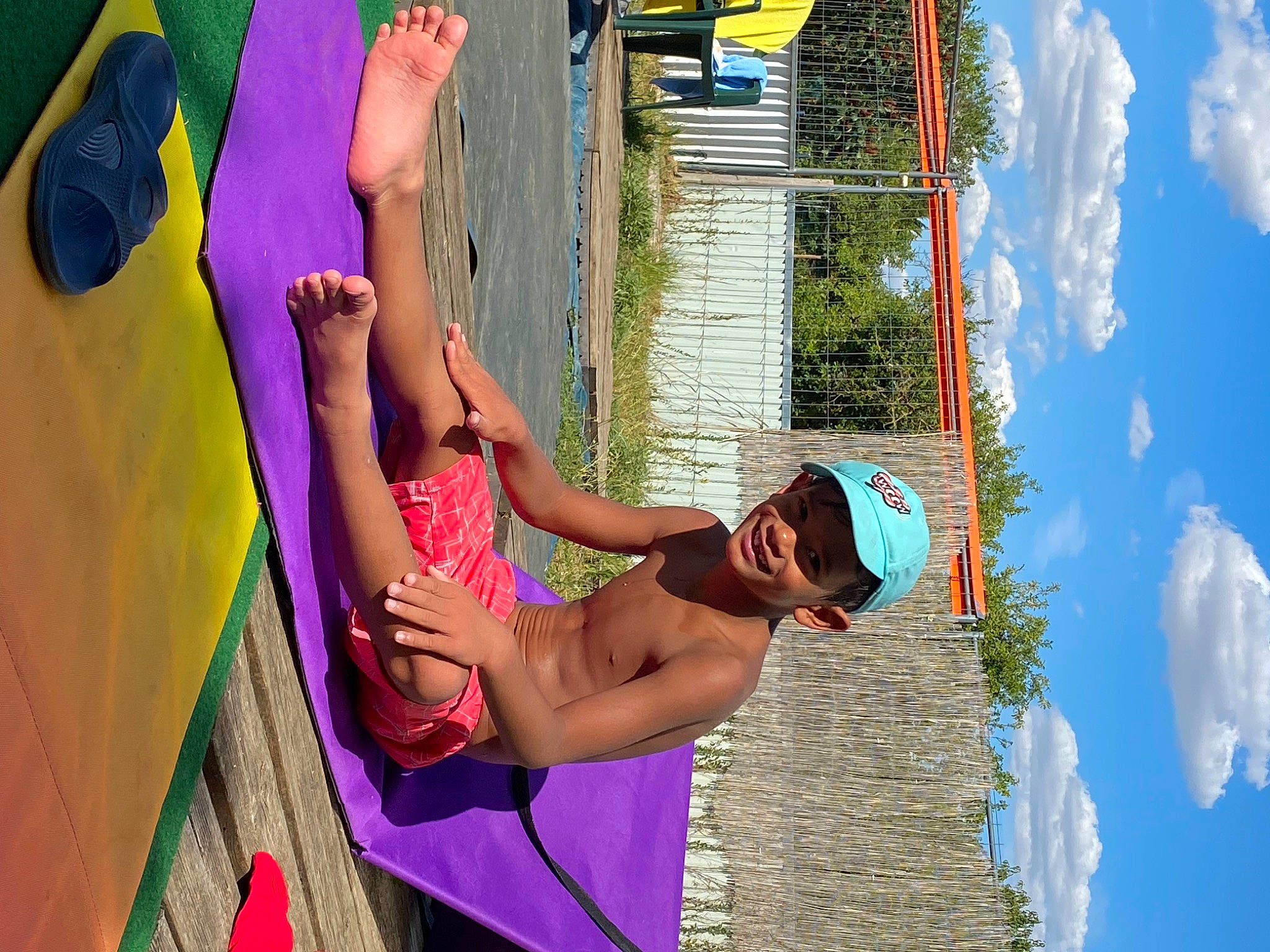 Aimeryc participe au concours pour gagner de l'argent avec cette photo : art, blue, cloud, elbow, electric_blue, eyewear, fun, happy, headwear, human_leg, joy, leisure, magenta, muscle, person, pink, recreation, sandal, shorts, sky