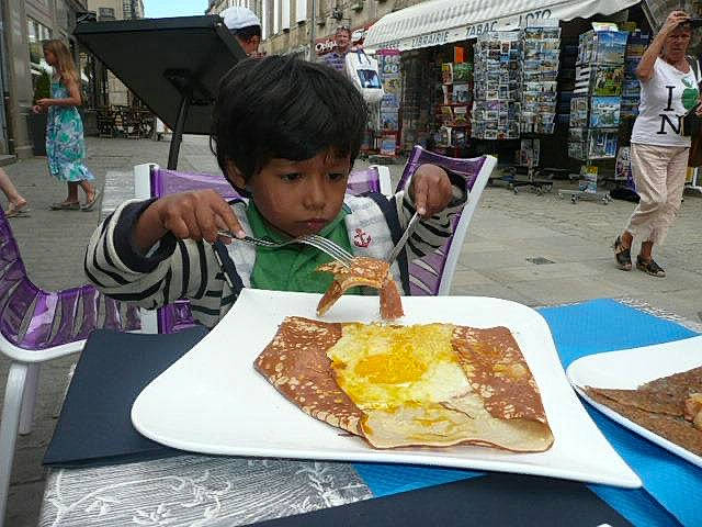 Tiago participe au concours pour gagner de l'argent avec cette photo : bread, breakfast, comfort_food, cuisine, dish, event, fast_food, finger_food, food, ingredient, junk_food, person, plate, recipe, sharing, side_dish, t_shirt, table, tableware, toddler
