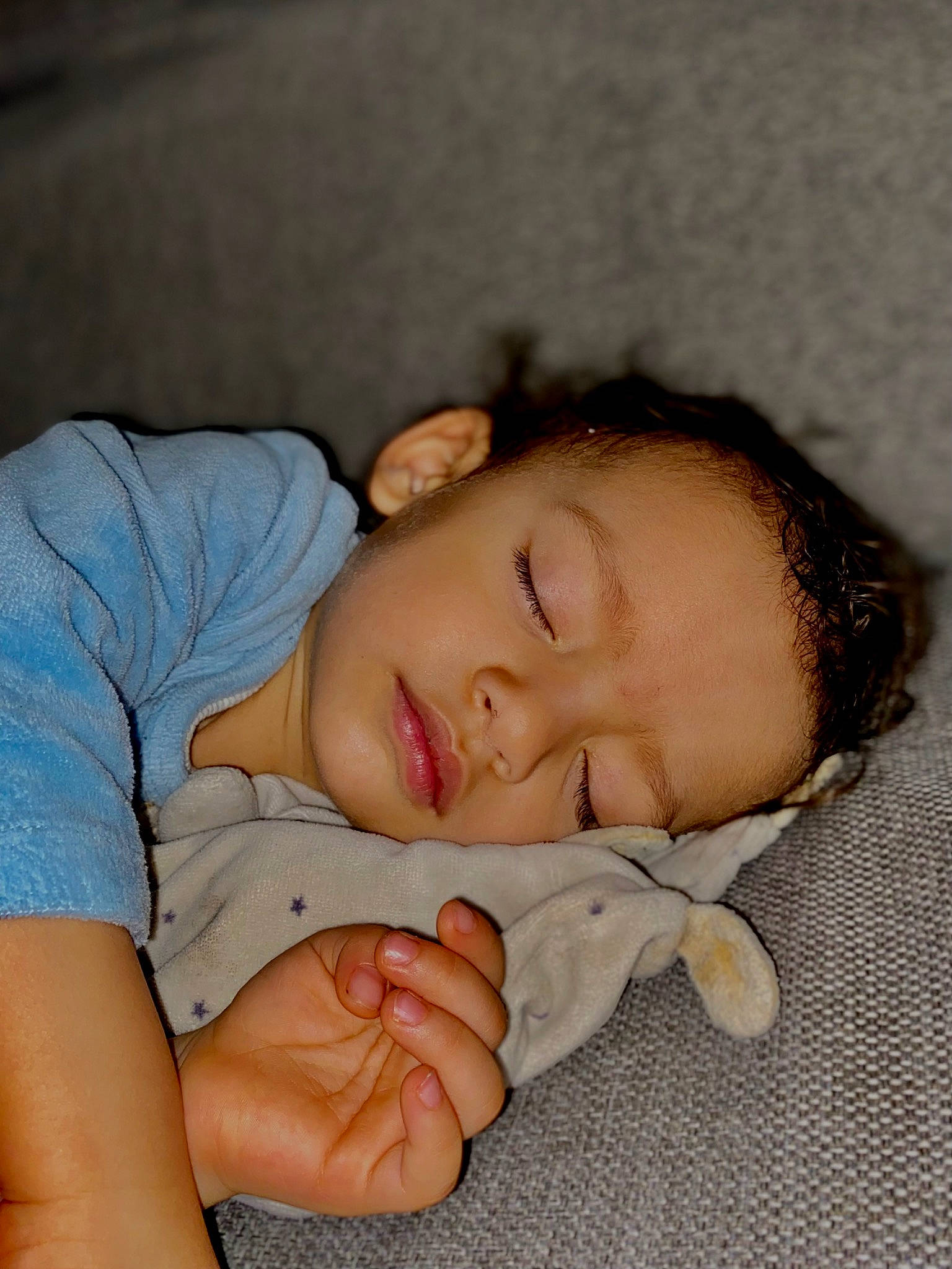 Léony a rejoint le concours — aidez-le/la à gagner de superbes lots ! baby, baby_sleeping, baby_toddler_clothing, bedtime, cheek, child, comfort, elbow, eyelash, linens, lip, nail, nap, nose, pattern, person, portrait_photography, skin, sleep, sleeve