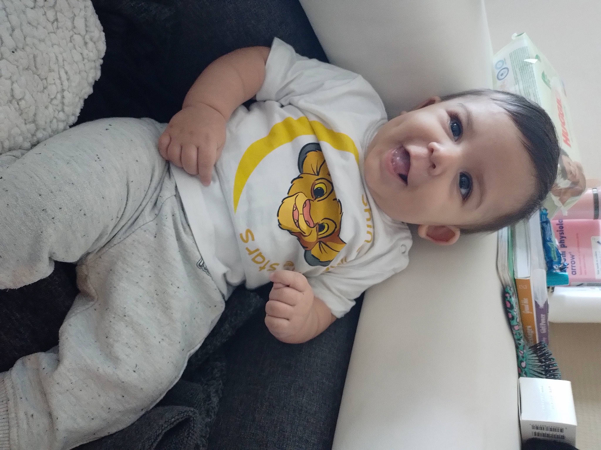 Adam a rejoint le concours — aidez-le/la à gagner de superbes lots ! baby, baby_products, baby_toddler_clothing, cheek, child, comfort, elbow, eye, finger, fun, happy, human_body, linens, nose, person, sitting, skin, smile, t_shirt, textile