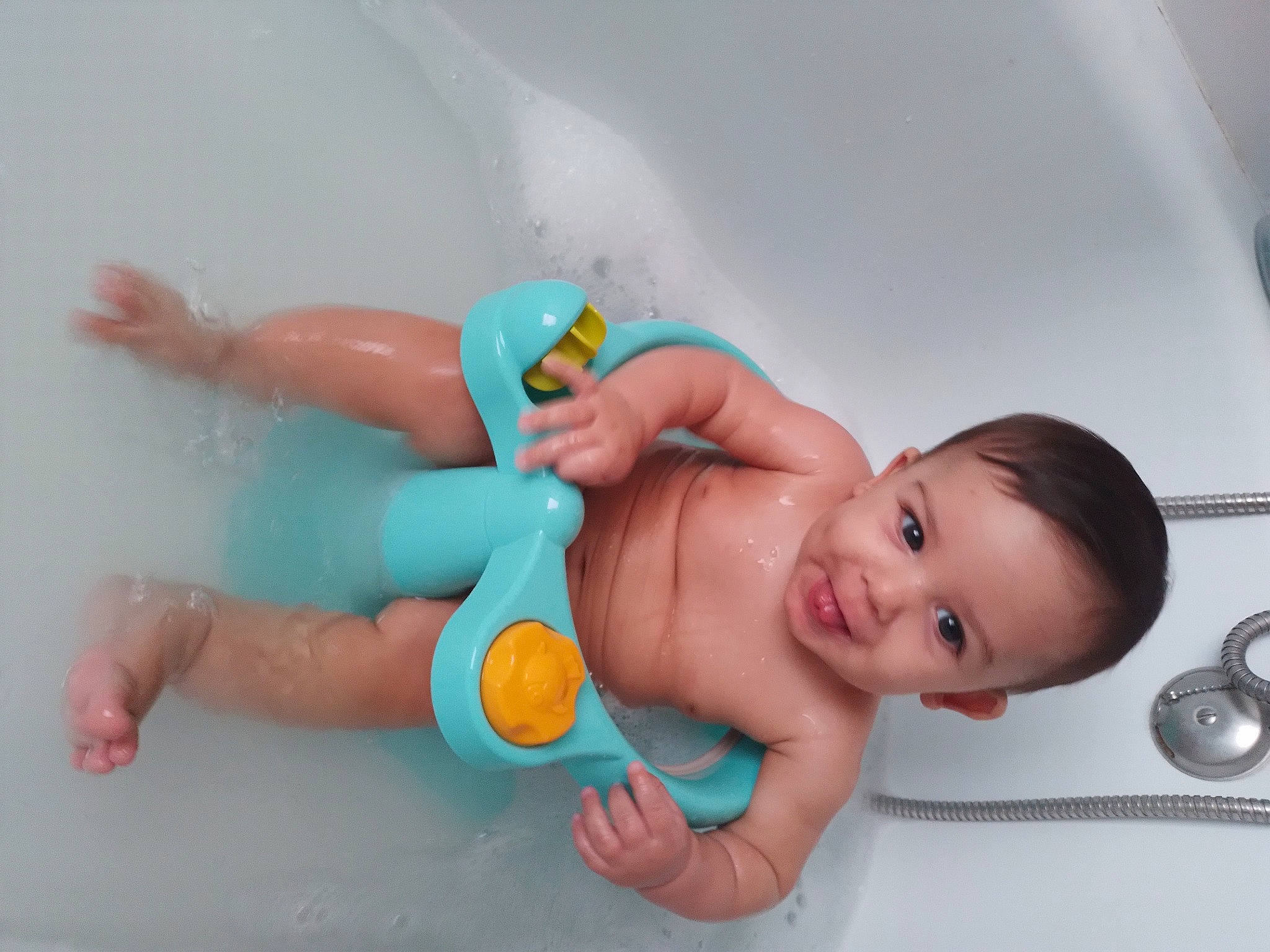 Adam a rejoint le concours — aidez-le/la à gagner de superbes lots ! abdomen, baby, baby_playing_with_toys, baby_products, baby_toys, bathing, bathtub, chest, child, diaper, finger, fun, happy, joy, leisure, person, play, room, skin, smile