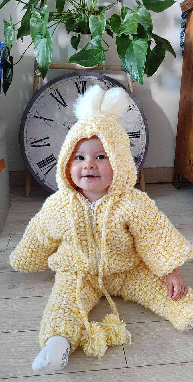 Catalyna participe au concours pour gagner de l'argent avec cette photo : baby_toddler_clothing, cheek, child, clock, costume_accessory, eye, facial_expression, fur, happy, headgear, headwear, hood, human, joy, knitting, leaf, person, textile, toddler, wall_clock