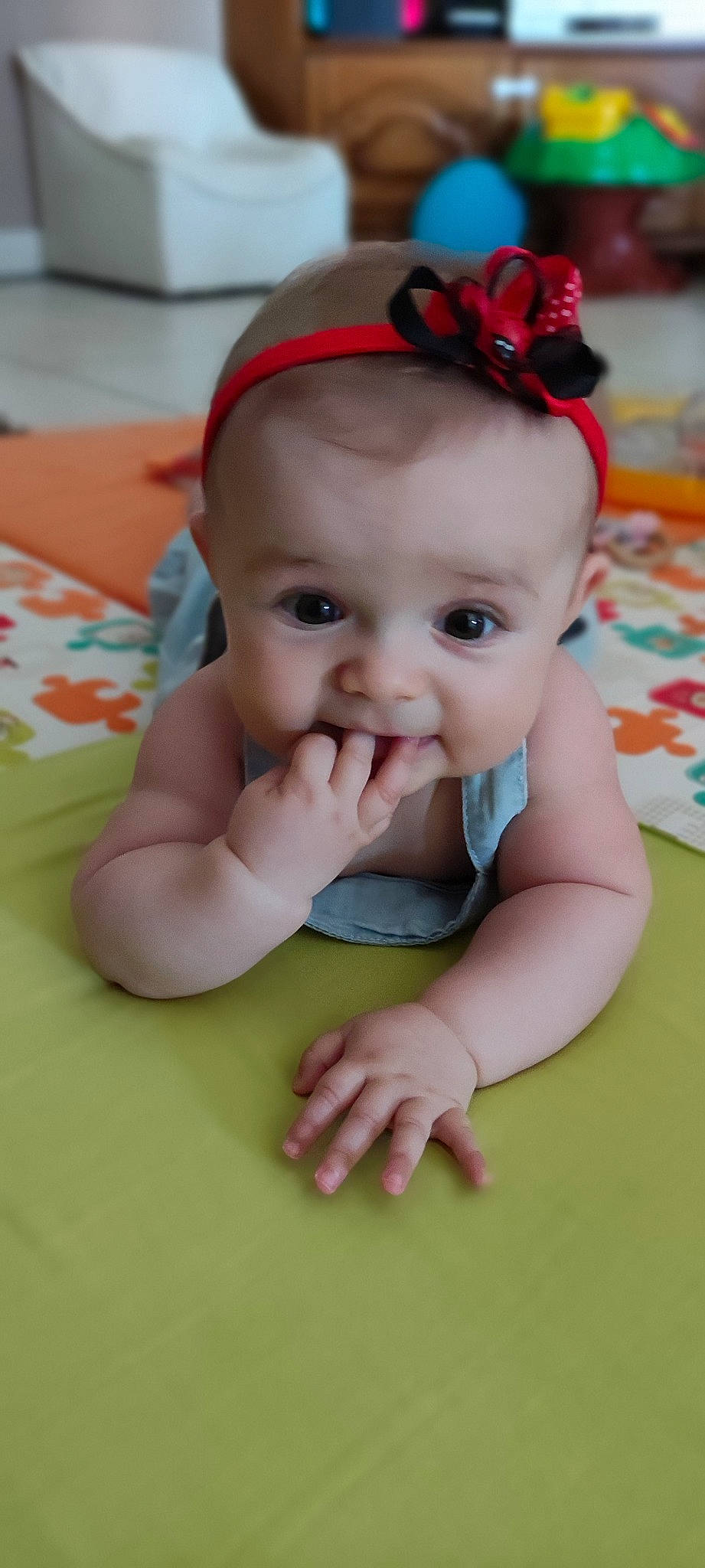 Zéline participe au concours pour gagner de l'argent avec cette photo : baby, baby_toddler_clothing, cheek, eye, eyebrow, finger, flooring, gesture, grass, happy, headgear, iris, lip, mouth, nose, person, pink, skin, smile, toddler