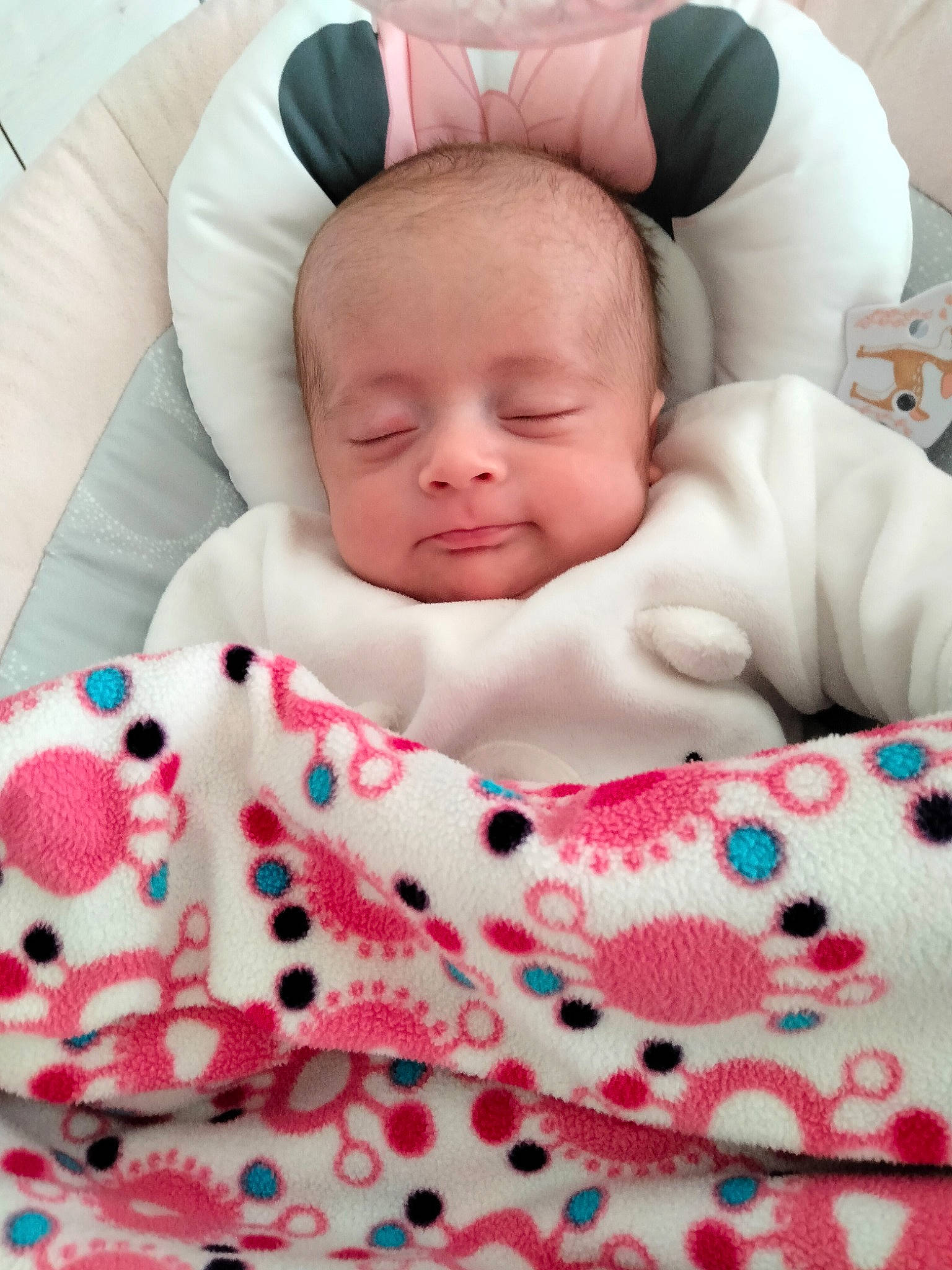 Léane a rejoint le concours — aidez-le/la à gagner de superbes lots ! baby, baby_products, baby_sleeping, baby_toddler_clothing, bedding, bedtime, cheek, child, collar, comfort, head, linens, nap, pattern, person, pink, room, skin, sleeve, textile