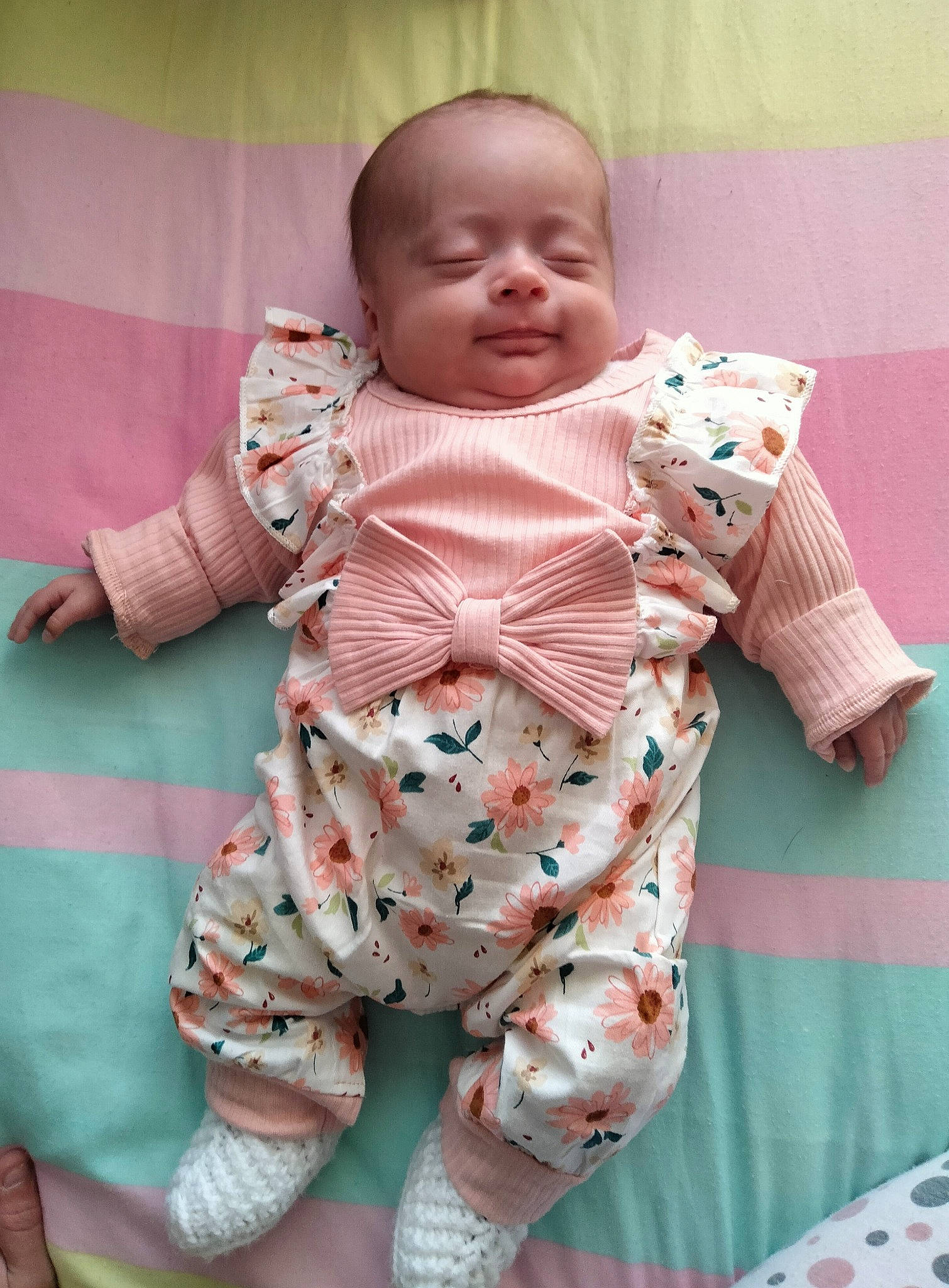 Léane participe au concours pour gagner de l'argent avec cette photo : baby, baby_toddler_clothing, barefoot, carmine, cheek, child, comfort, head, linens, pajamas, pattern, peach, person, pink, sitting, skin, sleeve, smile, textile, thigh