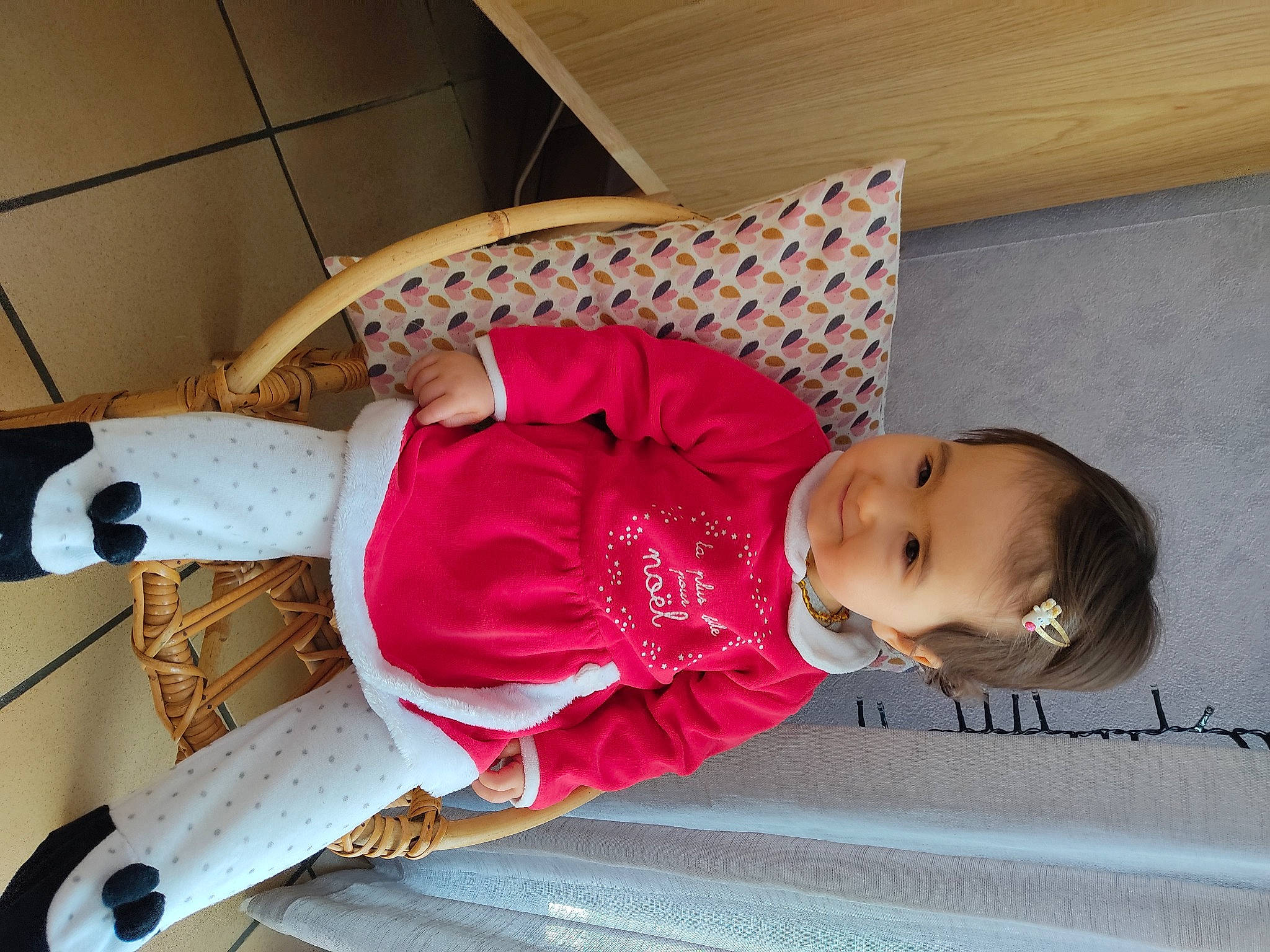 Morgane a rejoint le concours — aidez-le/la à gagner de superbes lots ! baby, baby_products, baby_toddler_clothing, carmine, child, clothing, comfort, floor, flooring, fun, hardwood, joy, magenta, pattern, person, plant, room, sitting, sleeve, sock