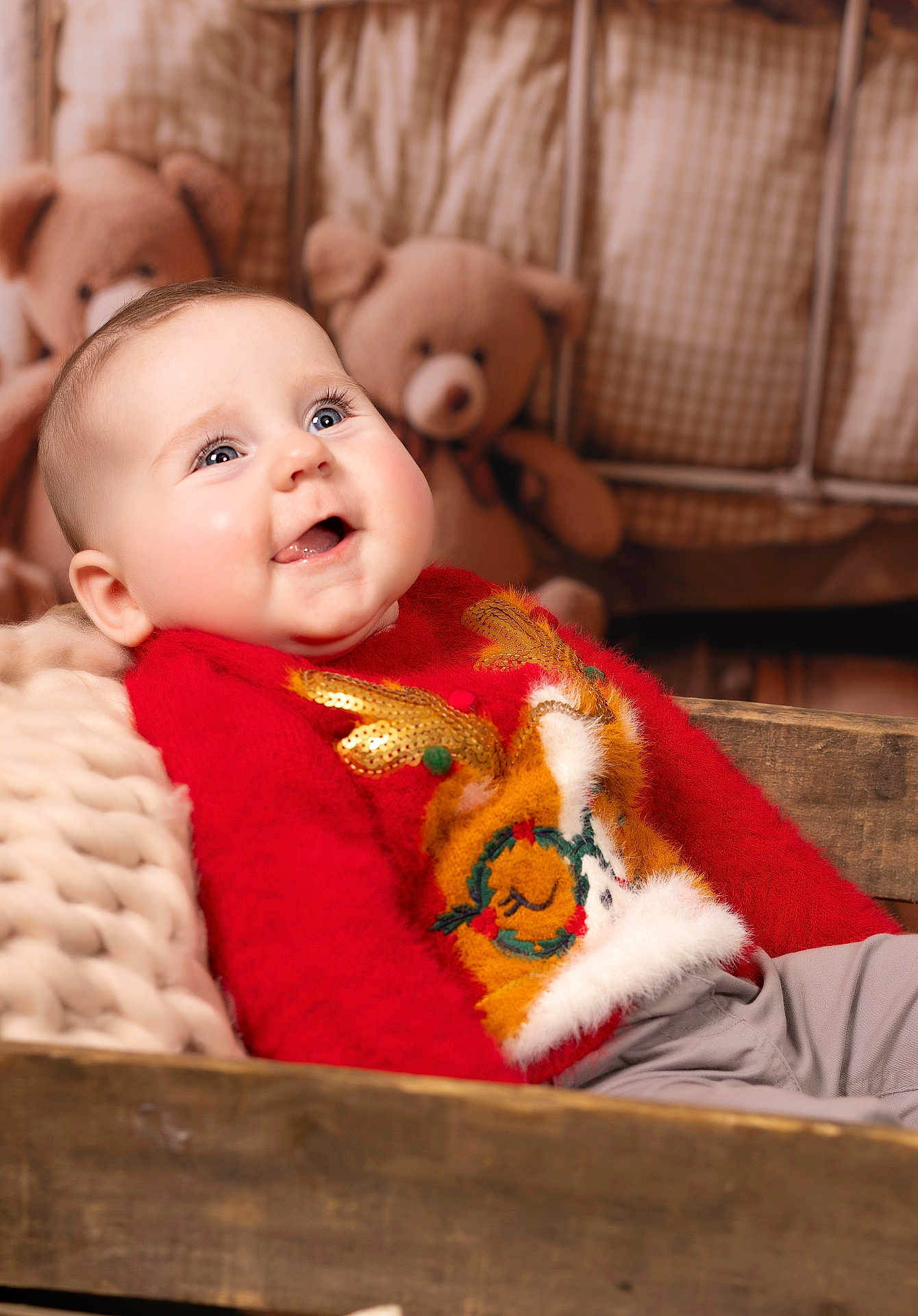 Romane a rejoint le concours — aidez-le/la à gagner de superbes lots ! baby, child, smiling, red_sweater, reindeer_design, wooden_crate, blanket, teddy_bear, blue_eyes, happy, indoor, cozy, portrait, holiday, cute, soft_toys, knitwear, infant, warm, relaxed