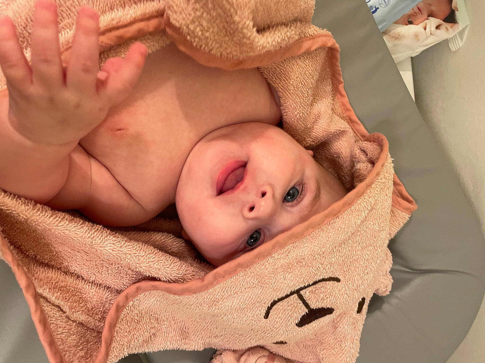 Lina participe au concours pour gagner de l'argent avec cette photo : baby, baby_toddler_clothing, cheek, child, chin, comfort, eye, eyebrow, eyelash, finger, gesture, hand, head, headwear, human_body, lip, mouth, neck, nose, person