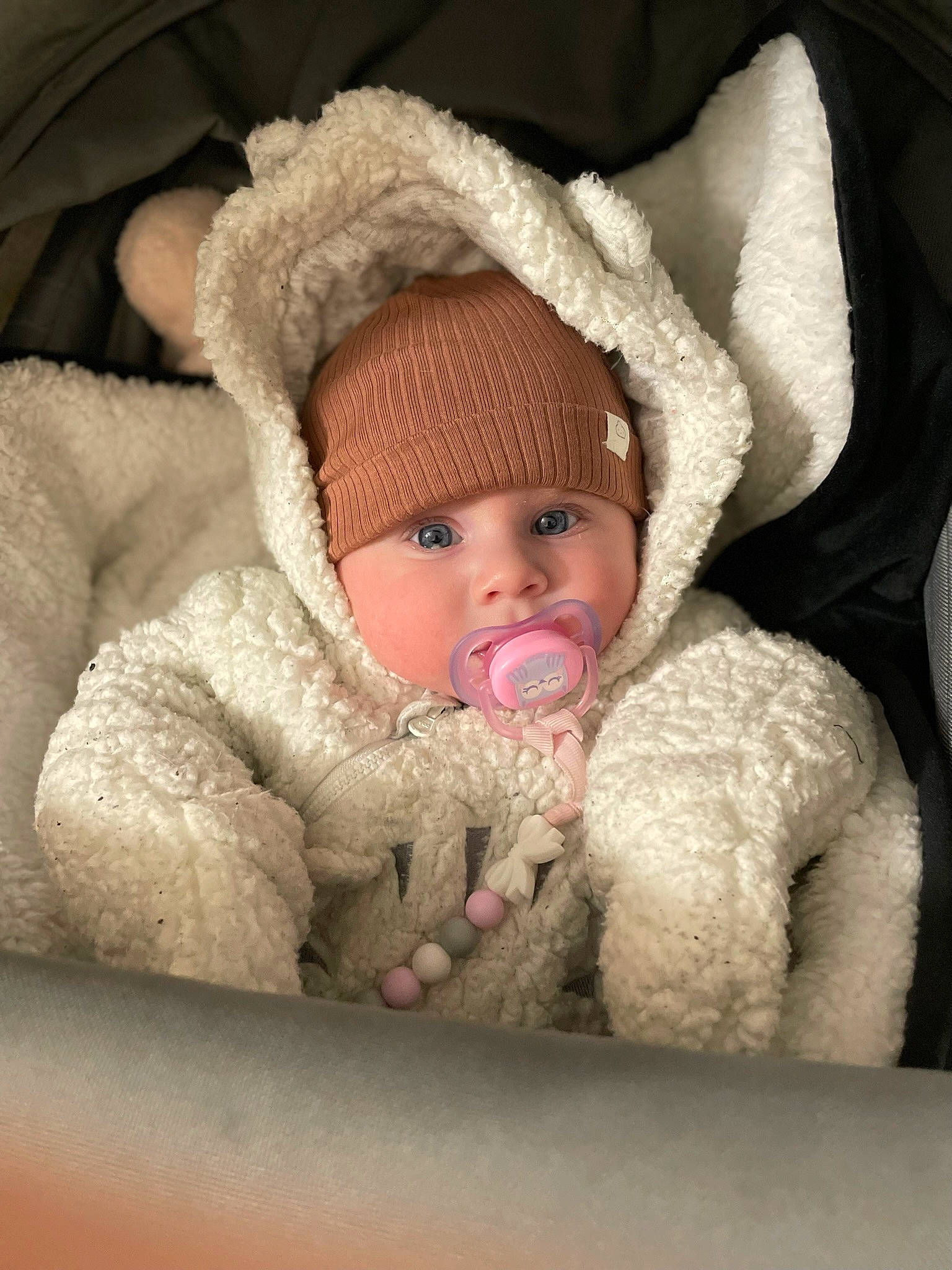 Lina a rejoint le concours — aidez-le/la à gagner de superbes lots ! baby, baby_products, baby_sleeping, baby_toddler_clothing, beanie, bedtime, cap, cheek, comfort, eye, face, freezing, fur, head, headwear, human_body, knit_cap, linens, person, toddler