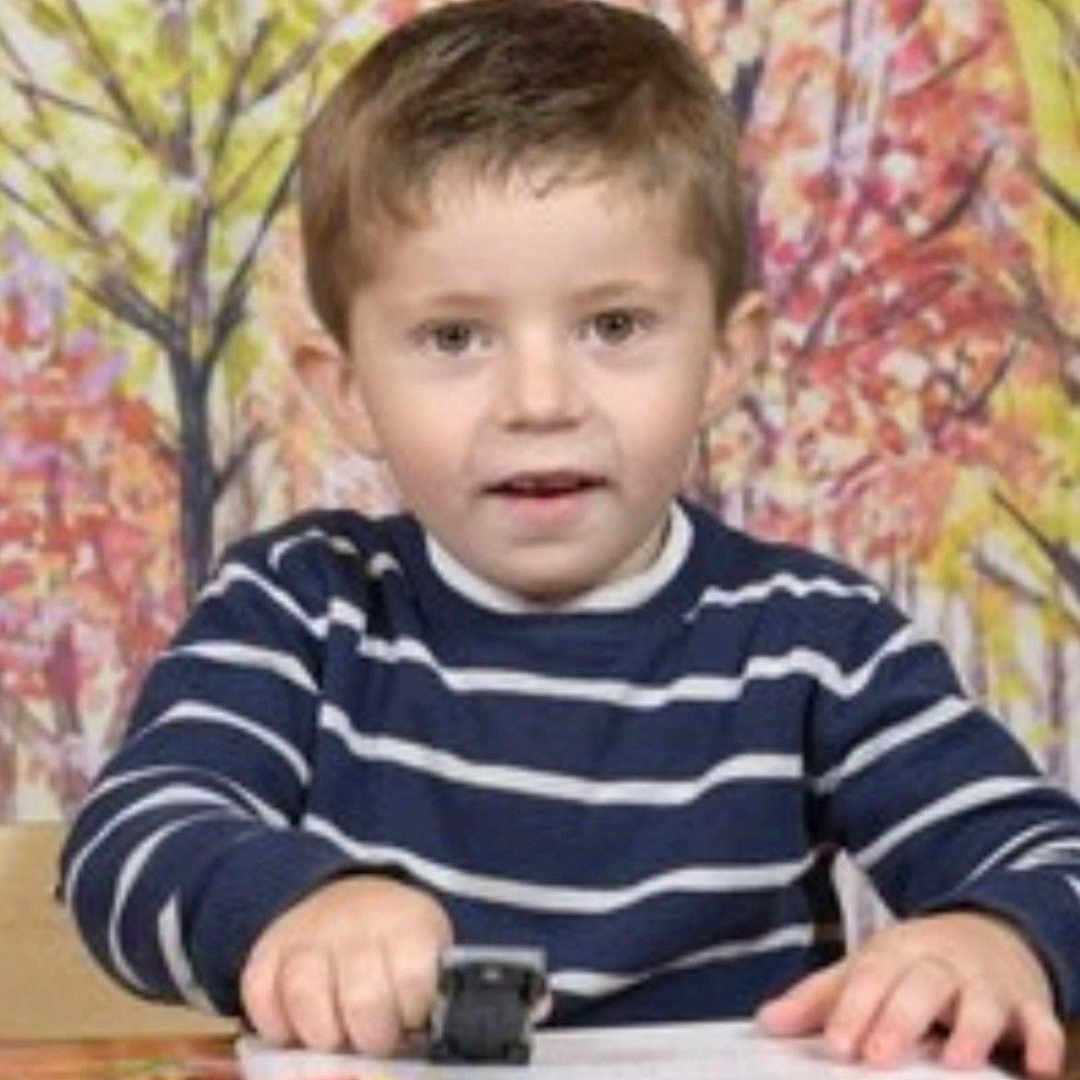 Matteis participe au concours pour gagner de l'argent avec cette photo : bodypart, boy, child, face, finger, furniture, hair, hand, head, legoset, male, person, photography, portrait, reading, sitting, student, table, toy, videogaming