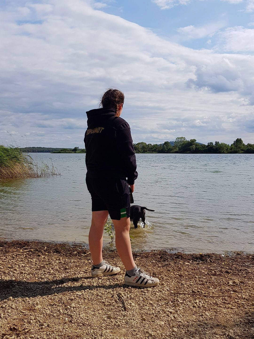 Leky a rejoint le concours — aidez-le/la à gagner de superbes lots ! bank, cloud, grass, happy, horizon, lake, landscape, leg, leisure, people_in_nature, plant, recreation, shoe, shorts, sky, standing, travel, tree, waist, water