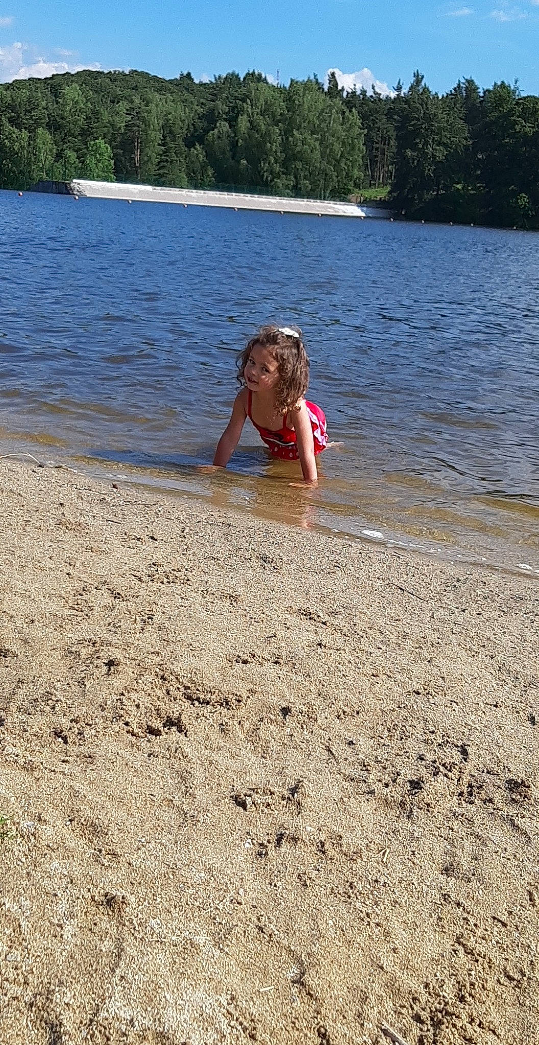 Selena a rejoint le concours — aidez-le/la à gagner de superbes lots ! beach, coast, coastal_and_oceanic_landforms, fun, happy, holiday, lake, landscape, leisure, people_in_nature, people_on_beach, person, recreation, sand, shore, summer, toddler, travel, tree, water