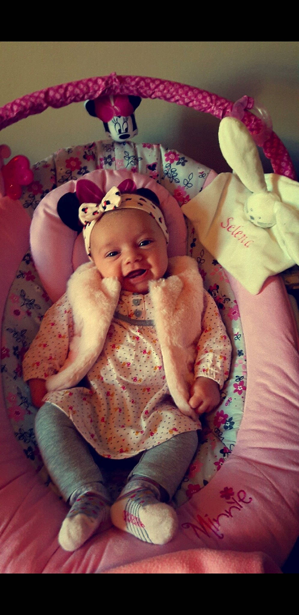 Selena a rejoint le concours — aidez-le/la à gagner de superbes lots ! baby, baby_toddler_clothing, cap, costume_hat, facial_expression, finger, fun, happy, hat, head, headband, headgear, headpiece, jewellery, magenta, person, pink, skin, smile, textile