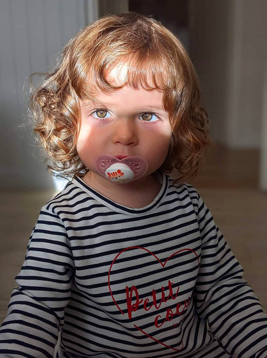 Hanaé a rejoint le concours — aidez-le/la à gagner de superbes lots ! baby_toddler_clothing, bangs, cheek, child, chin, clothing, eyelash, gesture, hair, happy, iris, lip, mouth, neck, nose, person, skin, sleeve, t_shirt, toddler