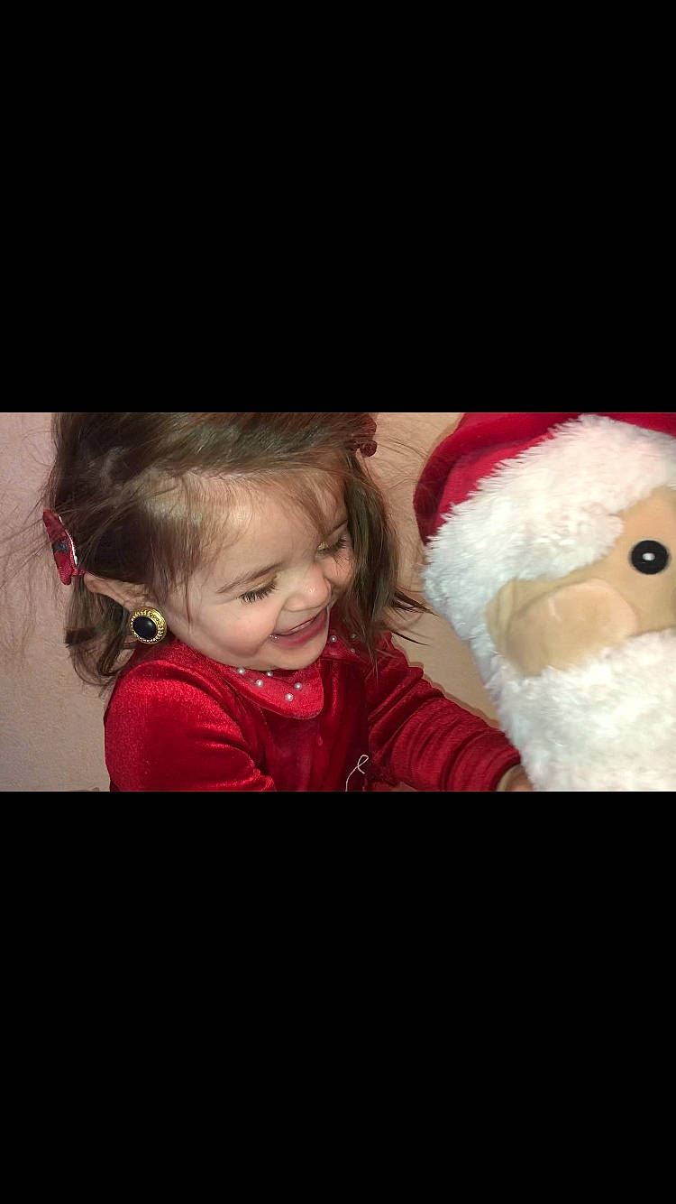 Aleina a rejoint le concours — aidez-le/la à gagner de superbes lots ! baby, beard, blond, cheek, child, costume_hat, event, flash_photography, fun, fur_clothing, hair, happy, hat, human_body, magenta, mouth, nose, person, santa_claus, smile