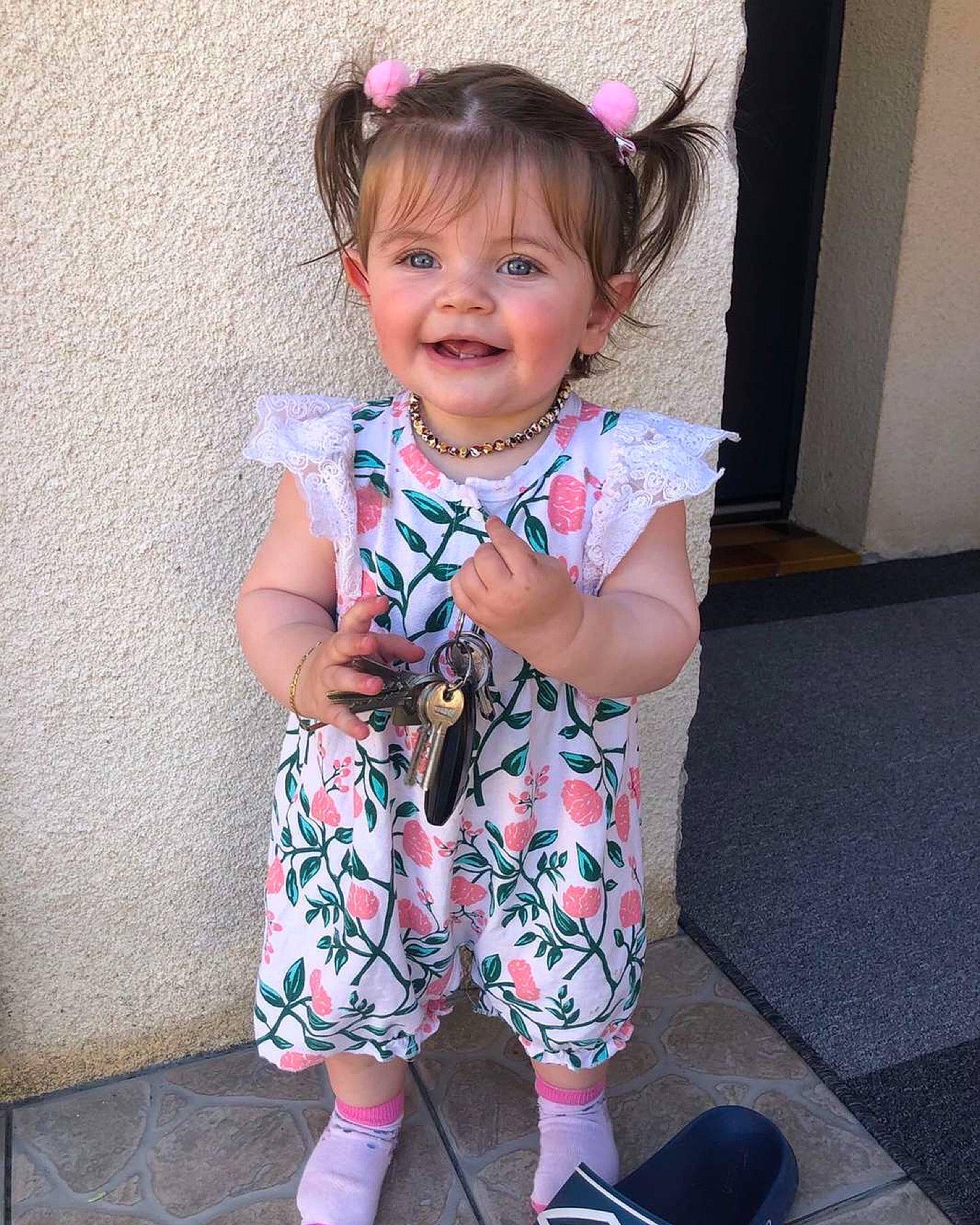 Aleina participe au concours pour gagner de l'argent avec cette photo : baby_toddler_clothing, child, dress, eye, face, hair, hand, happy, head, human_body, iris, joy, magenta, pattern, person, pink, purple, skin, sleeve, smile