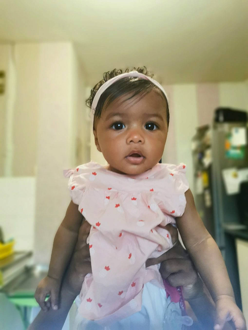 Railey participe au concours pour gagner de l'argent avec cette photo : baby, baby_products, baby_toddler_clothing, child, dress, event, eye, fashion_accessory, fun, hair_accessory, happy, headband, headpiece, iris, person, portrait_photography, room, sitting, sleeve, toddler