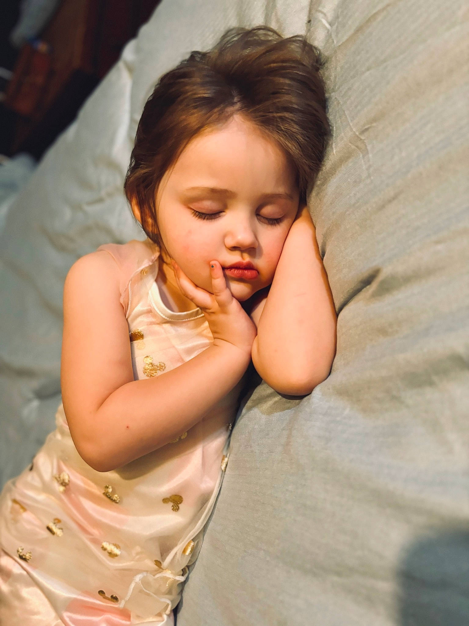 Harper is registered to the contest to win money with this photo: arm, cheek, chin, eye, finger, flash_photography, gesture, hair, hand, happy, head, human_body, iris, lip, mouth, neck, nose, person, shoulder, skin