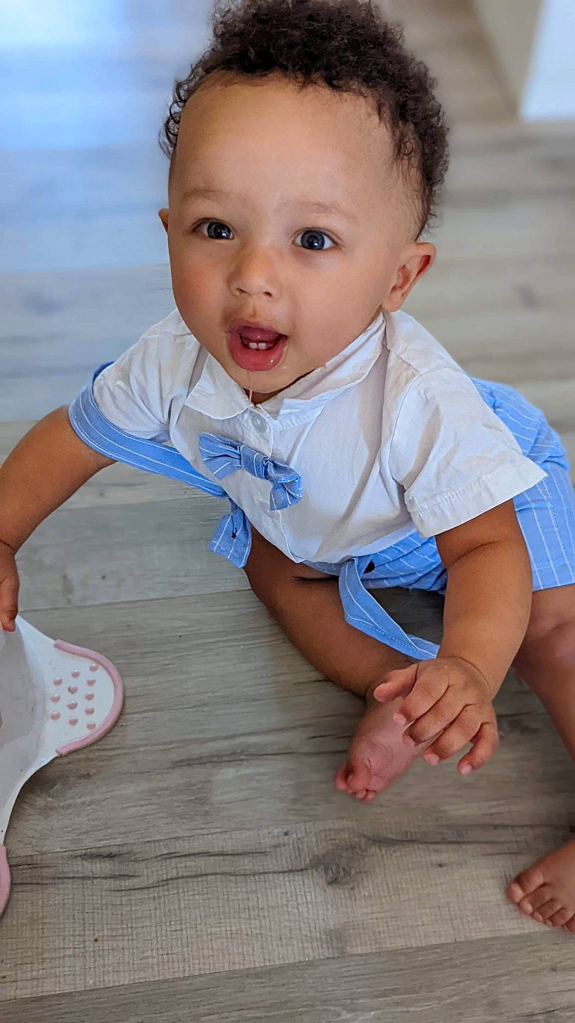 Liam a rejoint le concours — aidez-le/la à gagner de superbes lots ! baby_toddler_clothing, cheek, chin, eye, face, flash_photography, hairstyle, hand, happy, human, iris, leg, lip, nose, person, photograph, skin, sleeve, smile, standing