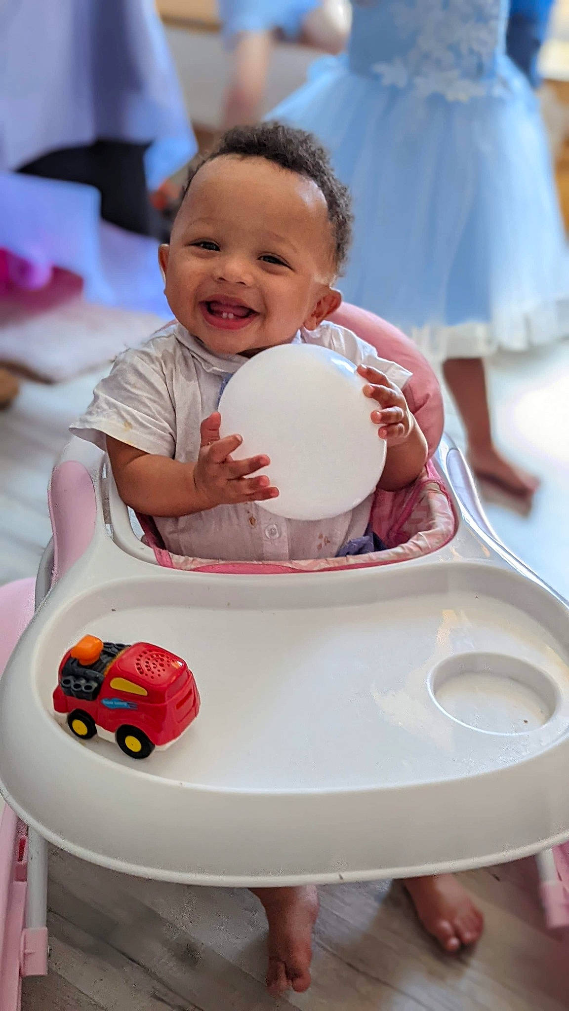 Liam a rejoint le concours — aidez-le/la à gagner de superbes lots ! baby, baby_products, child, event, fun, happy, head, leisure, person, pink, product, recreation, red, sitting, skin, smile, tire, toddler, wheel, white