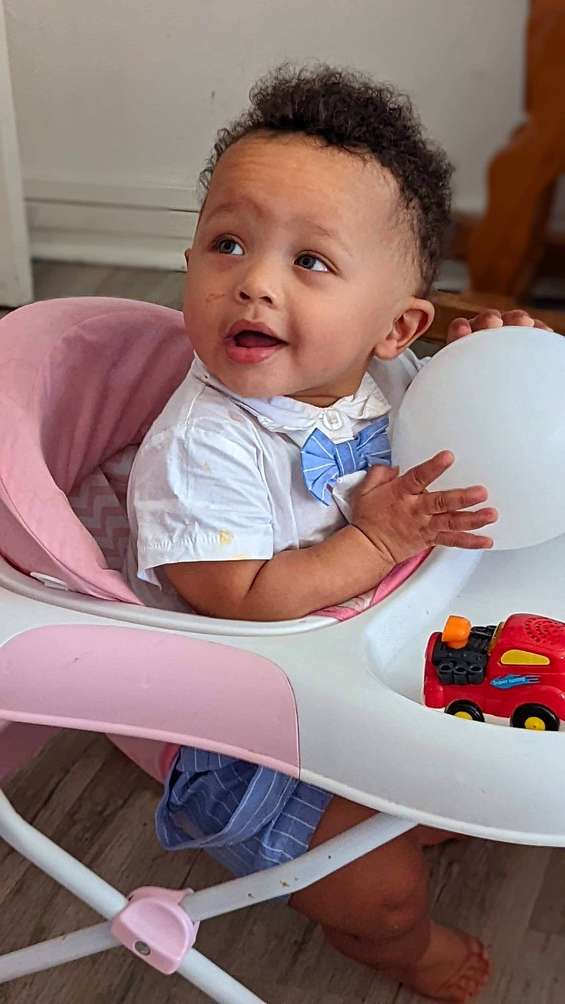 Liam participe au concours pour gagner de l'argent avec cette photo : baby, baby_playing_with_toys, baby_toddler_clothing, chair, cheek, child, comfort, eye, face, finger, fun, happy, head, mouth, person, pink, red, skin, toddler, wheel