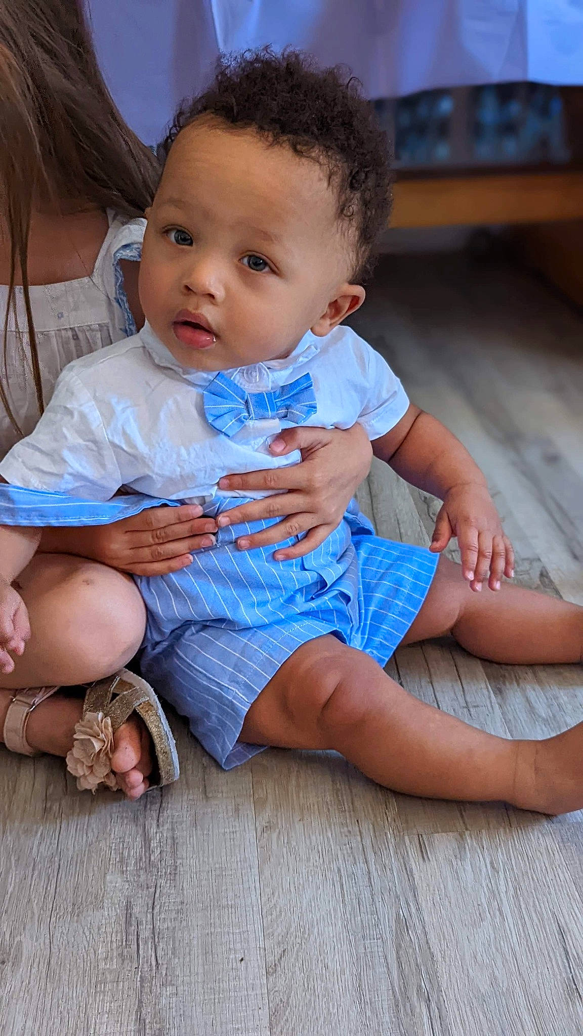 Liam a rejoint le concours — aidez-le/la à gagner de superbes lots ! baby_toddler_clothing, cheek, dress, face, finger, floor, flooring, fun, happy, iris, joint, leg, mouth, neck, person, skin, sleeve, thigh, toddler, trunk