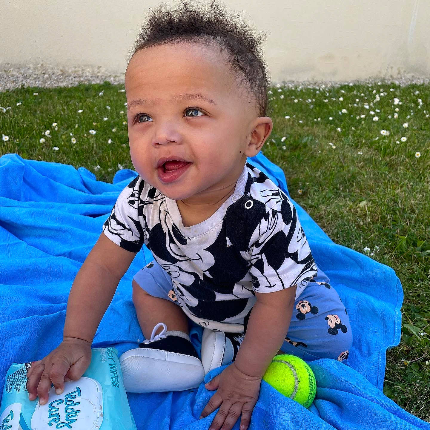 Liam participe au concours pour gagner de l'argent avec cette photo : baby, baby_toddler_clothing, blue, child, electric_blue, face, facial_expression, fun, grass, hair, happy, human_body, iris, lawn, leisure, people_in_nature, person, skin, sleeve, t_shirt