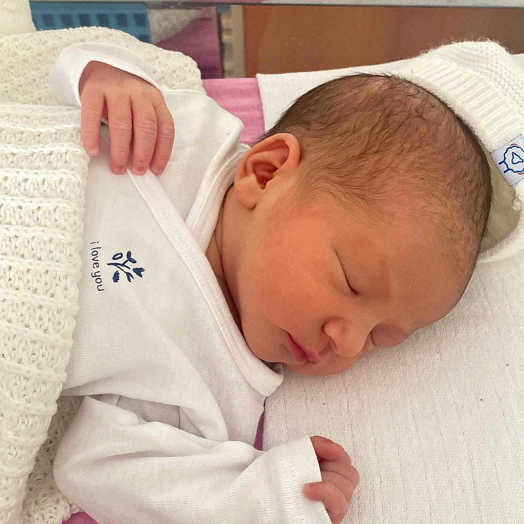 Laya a rejoint le concours — aidez-le/la à gagner de superbes lots ! architecture, baby, bed, blanket, bodypart, building, cradle, crib, face, finger, furniture, hand, head, hospital, infantbed, newborn, person, photography, portrait, sleeping