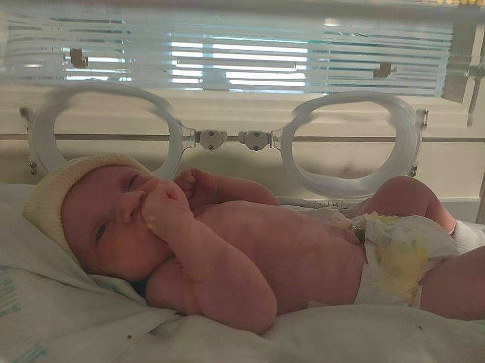 Shanna participe au concours pour gagner de l'argent avec cette photo : abdomen, bed, bedding, chest, comfort, foot, head, hospital, human_body, human_leg, knee, leg, linens, muscle, person, skin, textile, thigh, vertebrate, window