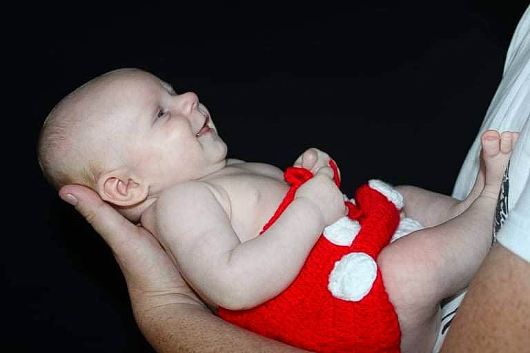 Shanna a rejoint le concours — aidez-le/la à gagner de superbes lots ! abdomen, arm, baby, baby_toddler_clothing, chest, comfort, eye, flash_photography, gesture, hand, happy, human_body, lip, mouth, nail, person, skin, stomach, thumb, toddler