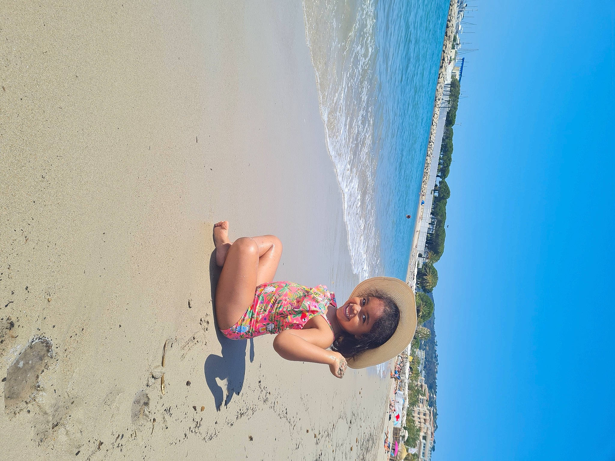 Lindsay participe au concours pour gagner de l'argent avec cette photo : azure, beach, body_of_water, elbow, fun, happy, joy, landscape, leisure, people_in_nature, people_on_beach, person, recreation, sand, shore, sky, smile, sunlight, tree, water