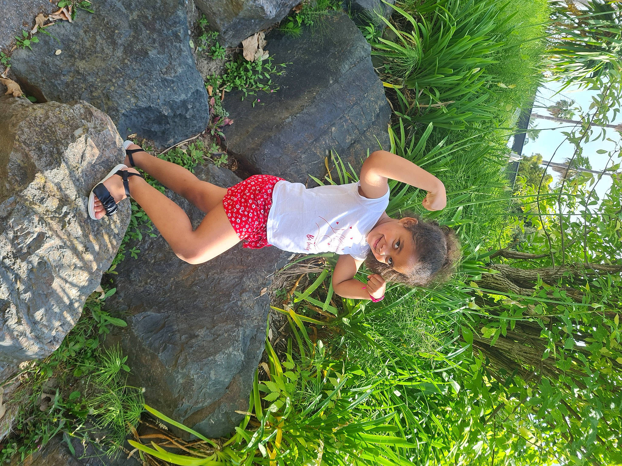 Lindsay participe au concours pour gagner de l'argent avec cette photo : bedrock, botany, fun, garden, grass, grass_family, grassland, groundcover, happy, herb, human_leg, joy, landscape, leisure, organism, people_in_nature, person, plant, shrub, t_shirt