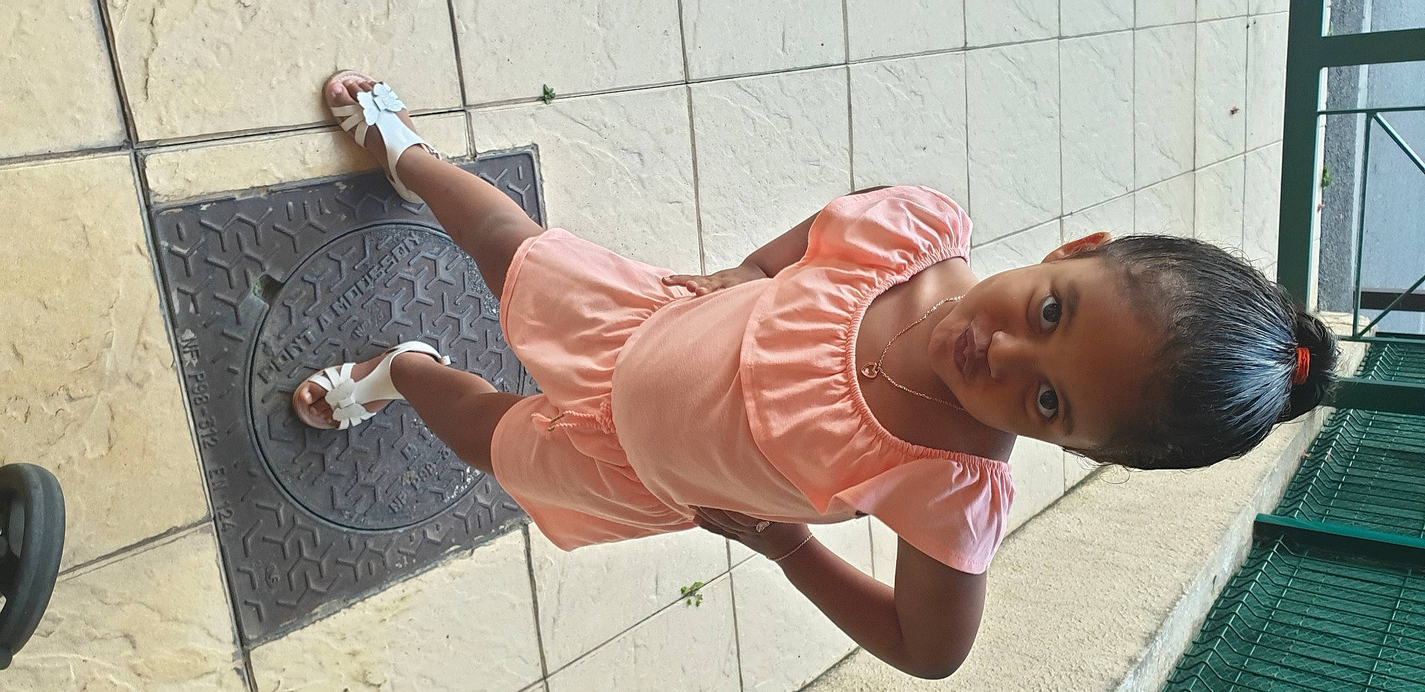 Lindsay participe au concours pour gagner de l'argent avec cette photo : arm, elbow, eyewear, foot, fun, glasses, human_leg, joint, knee, leg, leisure, person, sandal, sitting, street_fashion, sunglasses, t_shirt, thigh, toddler, waist