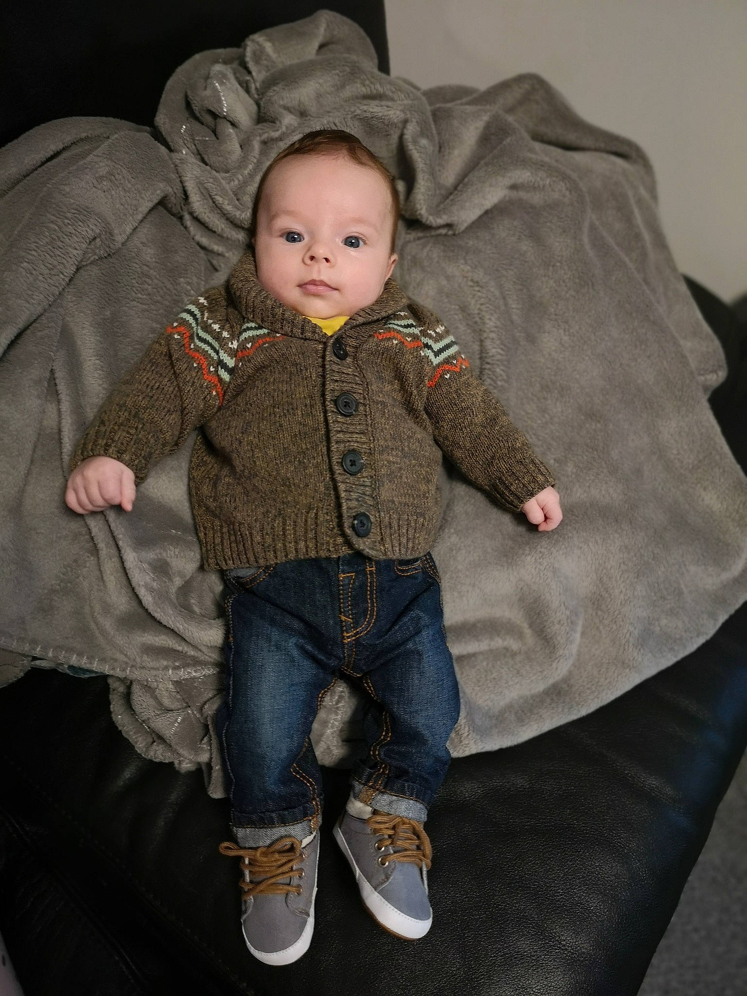 Karl participe au concours pour gagner de l'argent avec cette photo : cheek, child, child_model, denim, footwear, head, jacket, jeans, outerwear, person, shoe, sitting, skin, sleeve, toddler