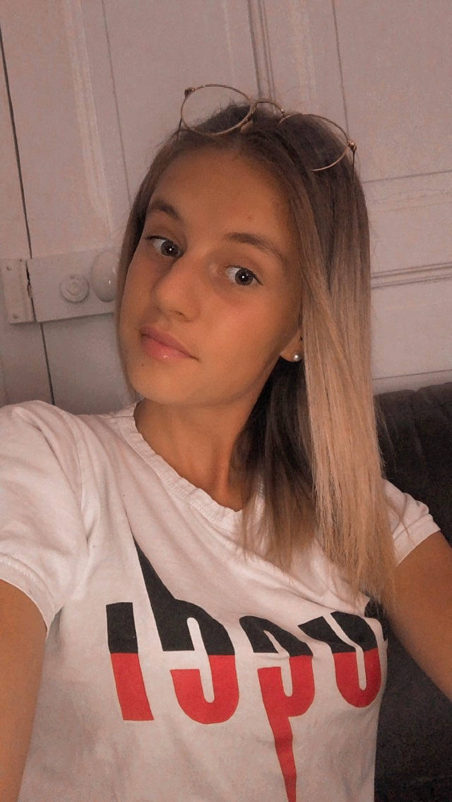 Margaux a rejoint le concours — aidez-le/la à gagner de superbes lots ! black_hair, brown_hair, cheek, chest, elbow, eyelash, eyewear, flash_photography, forehead, human_leg, jaw, layered_hair, lip, long_hair, mouth, neck, person, shoulder, sleeve, sunglasses