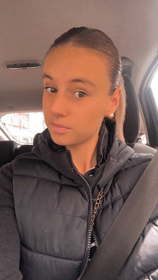 Margaux a rejoint le concours — aidez-le/la à gagner de superbes lots ! automotive_design, black_hair, car, chin, cool, eyebrow, eyelash, flash_photography, forehead, hair, head, head_restraint, jacket, leather_jacket, lip, long_hair, motor_vehicle, nose, person, personal_luxury_car