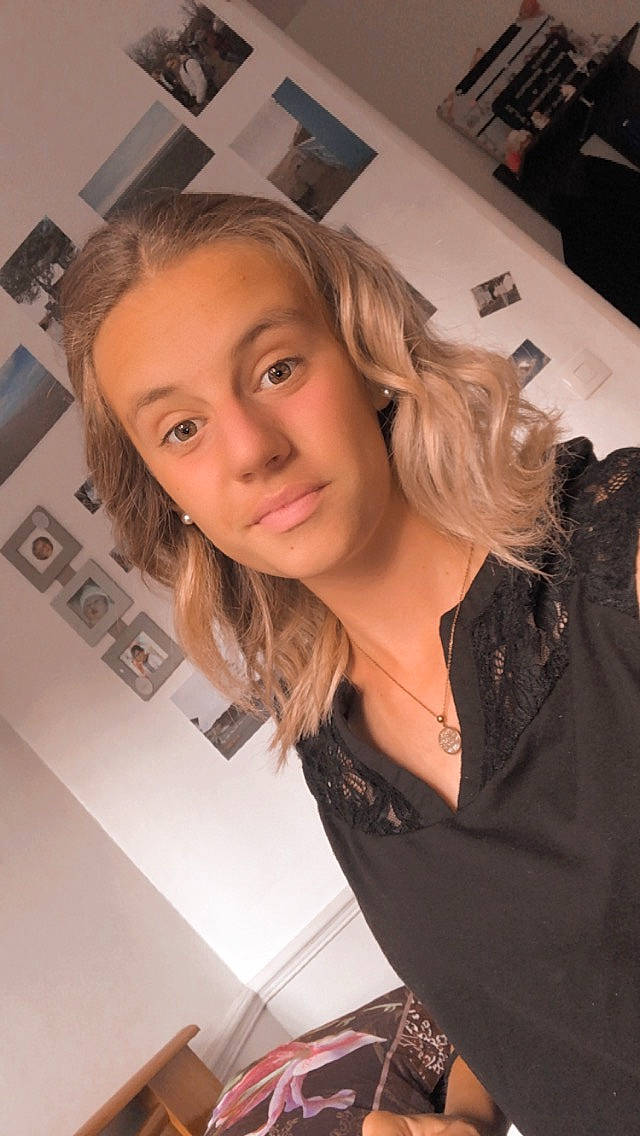 Margaux participe au concours pour gagner de l'argent avec cette photo : automotive_design, blond, brown_hair, event, eyebrow, eyelash, fashion_design, fun, hairstyle, jewellery, layered_hair, lip, lipstick, long_hair, makeover, material_property, person, shoulder, smile, step_cutting