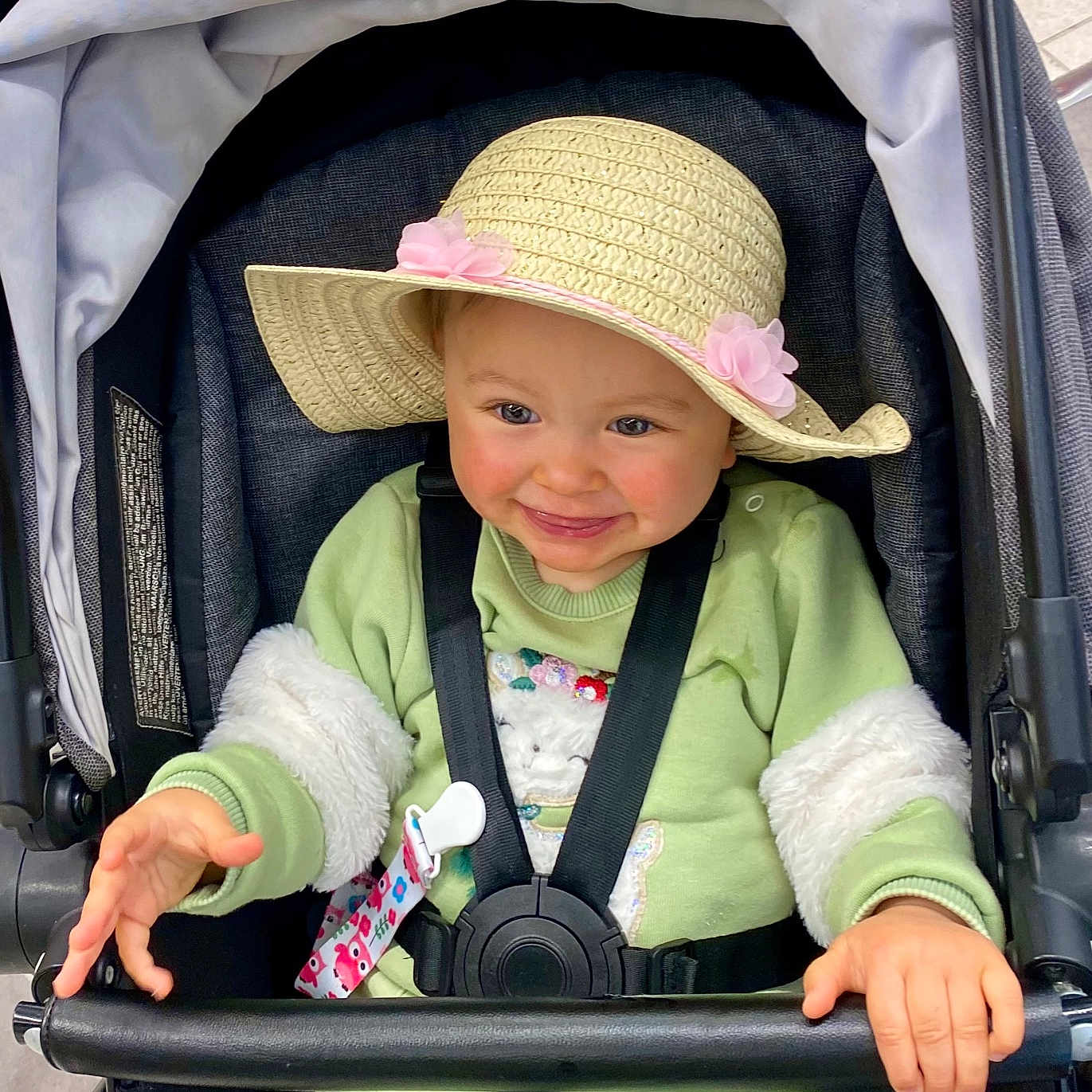 Milana a rejoint le concours — aidez-le/la à gagner de superbes lots ! accessories, baby, buggy, clothing, coat, face, glove, happy, hat, head, jacket, person, photography, portrait, smile, stroller, sunglasses, sunhat, transportation, vehicle