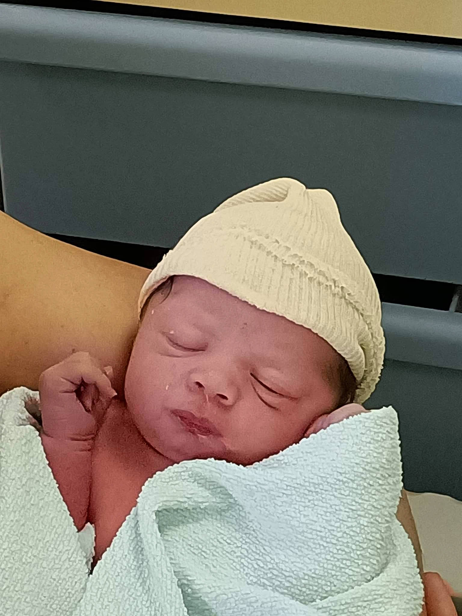 Manoa a rejoint le concours — aidez-le/la à gagner de superbes lots ! baby, baby_products, baby_sleeping, baby_toddler_clothing, bedding, cap, cheek, child, comfort, eye, eyebrow, hat, headgear, headwear, hospital_bed, human_body, linens, nose, person, skin