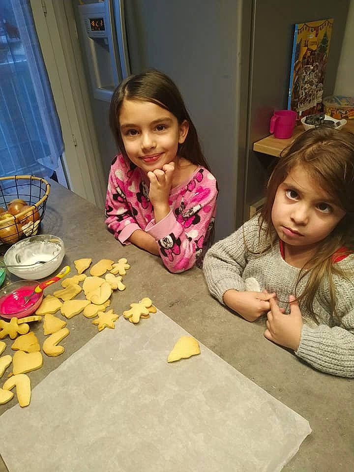 Lyanashanalouna participe au concours pour gagner de l'argent avec cette photo : baking, child, cuisine, daughter, finger_food, food, joy, person, play, toddler